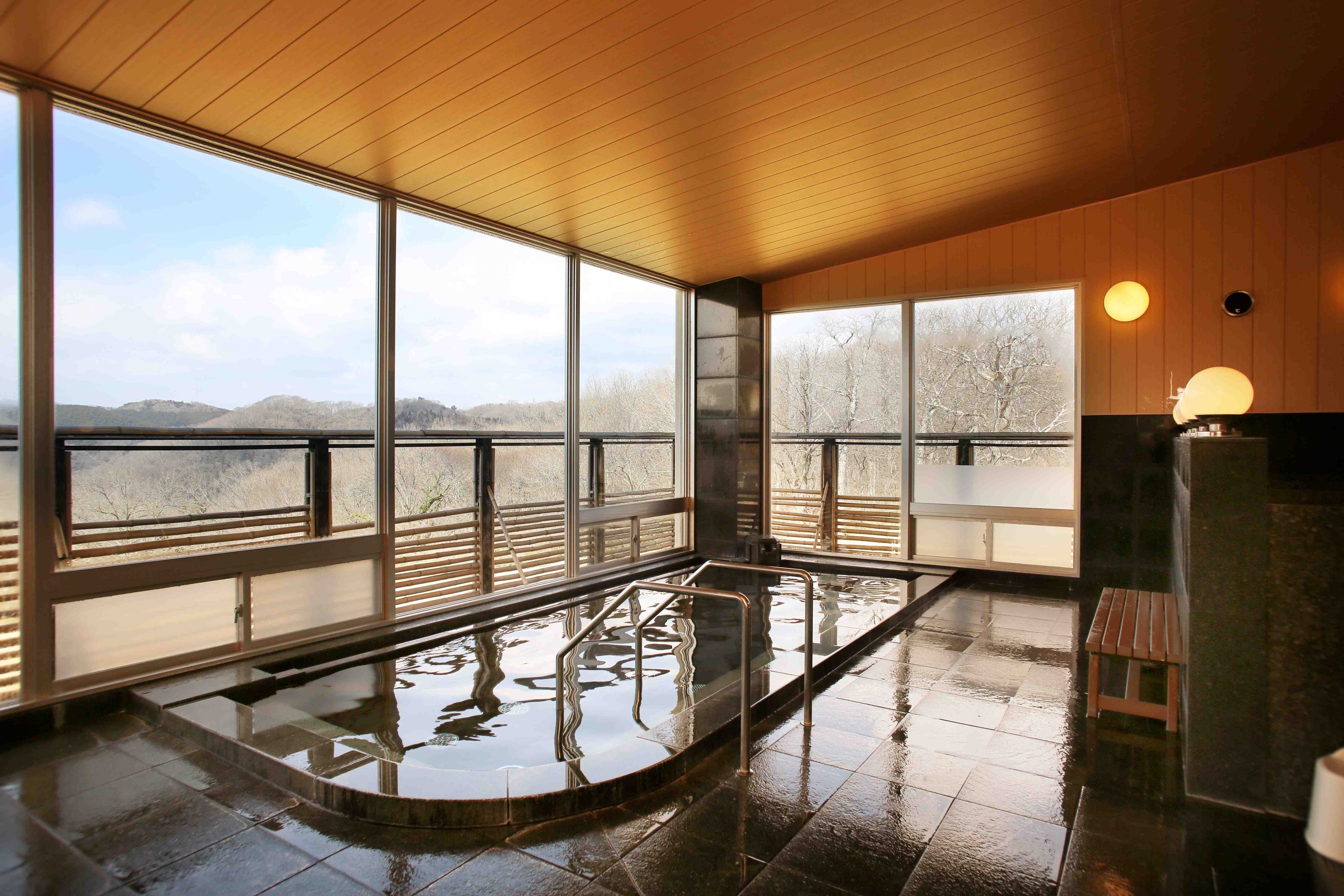 中国山地に沈む夕日を眺めながらゆっくりと浸かれるミネラル豊富な大浴場