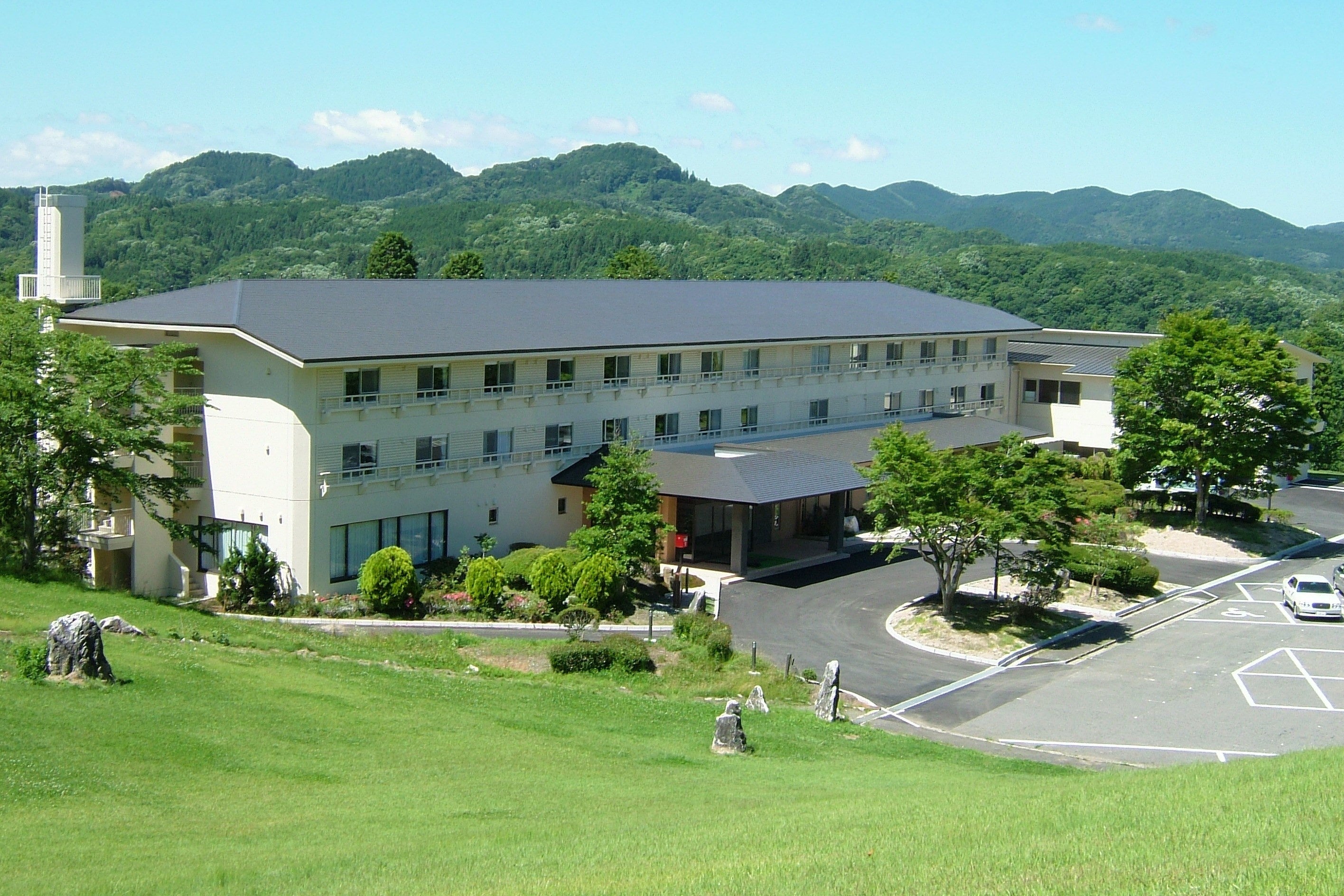 休暇村帝釈峡は　渓谷が美しい風景を織りなす帝釈峡の中央にある森のホテル