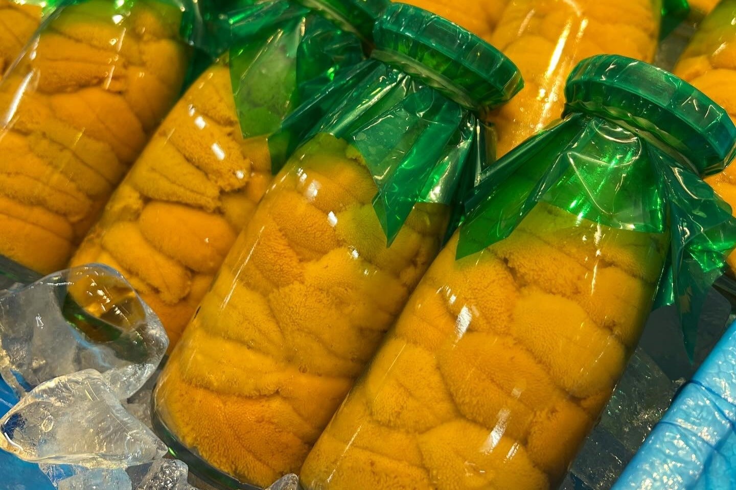 牛乳瓶に入った生ウニは５月中旬～８月に店頭に並びます