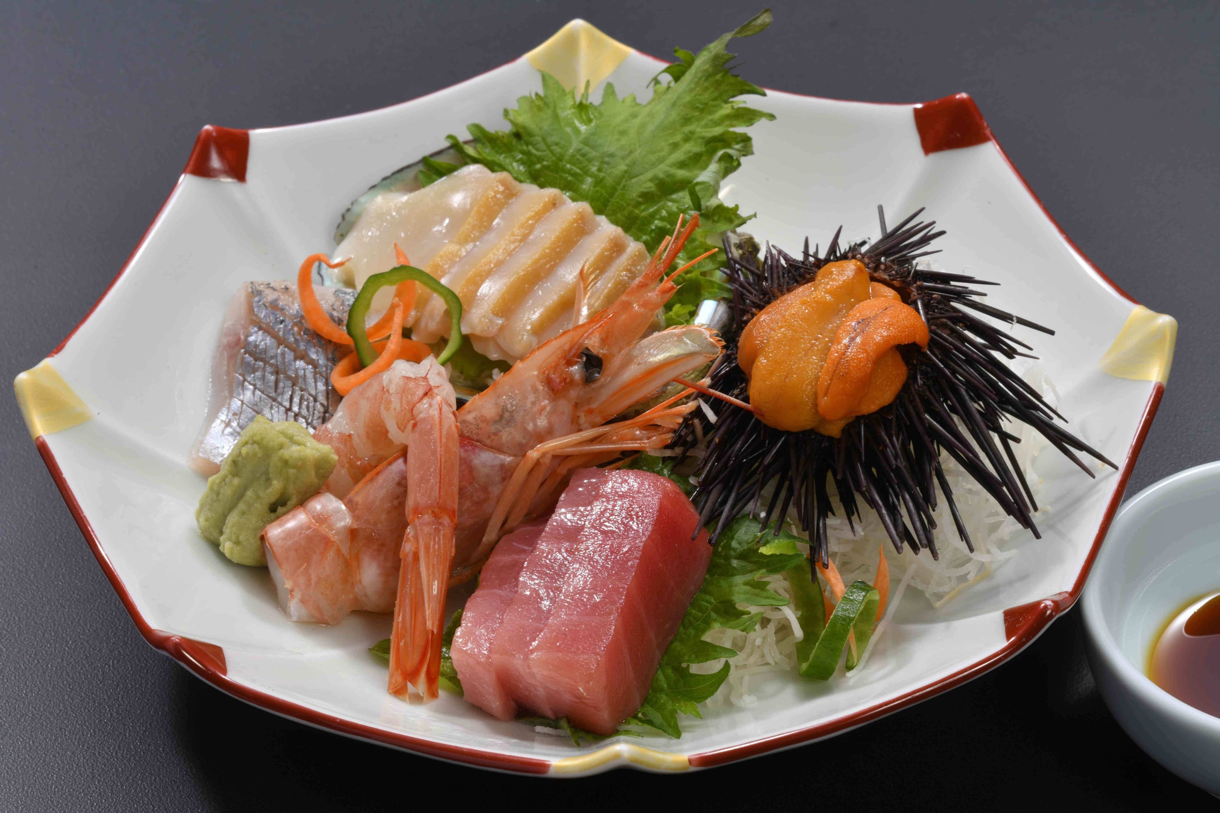 ウニやアワビなど季節の魚のお造里を ご用意しました