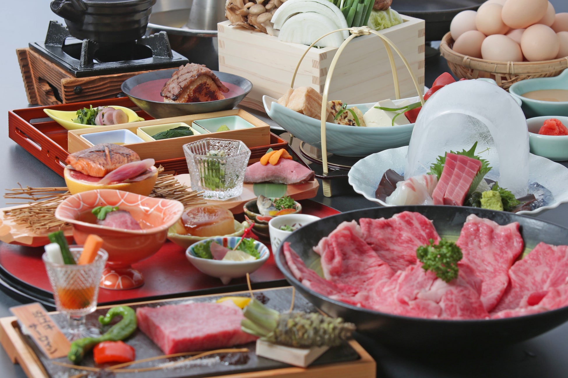 霜降り度合いが高く芳醇な香りと柔らかさが特徴の近江牛をお1人様約300g使ったコース 近江牛を心ゆくまでお楽しみいただけます