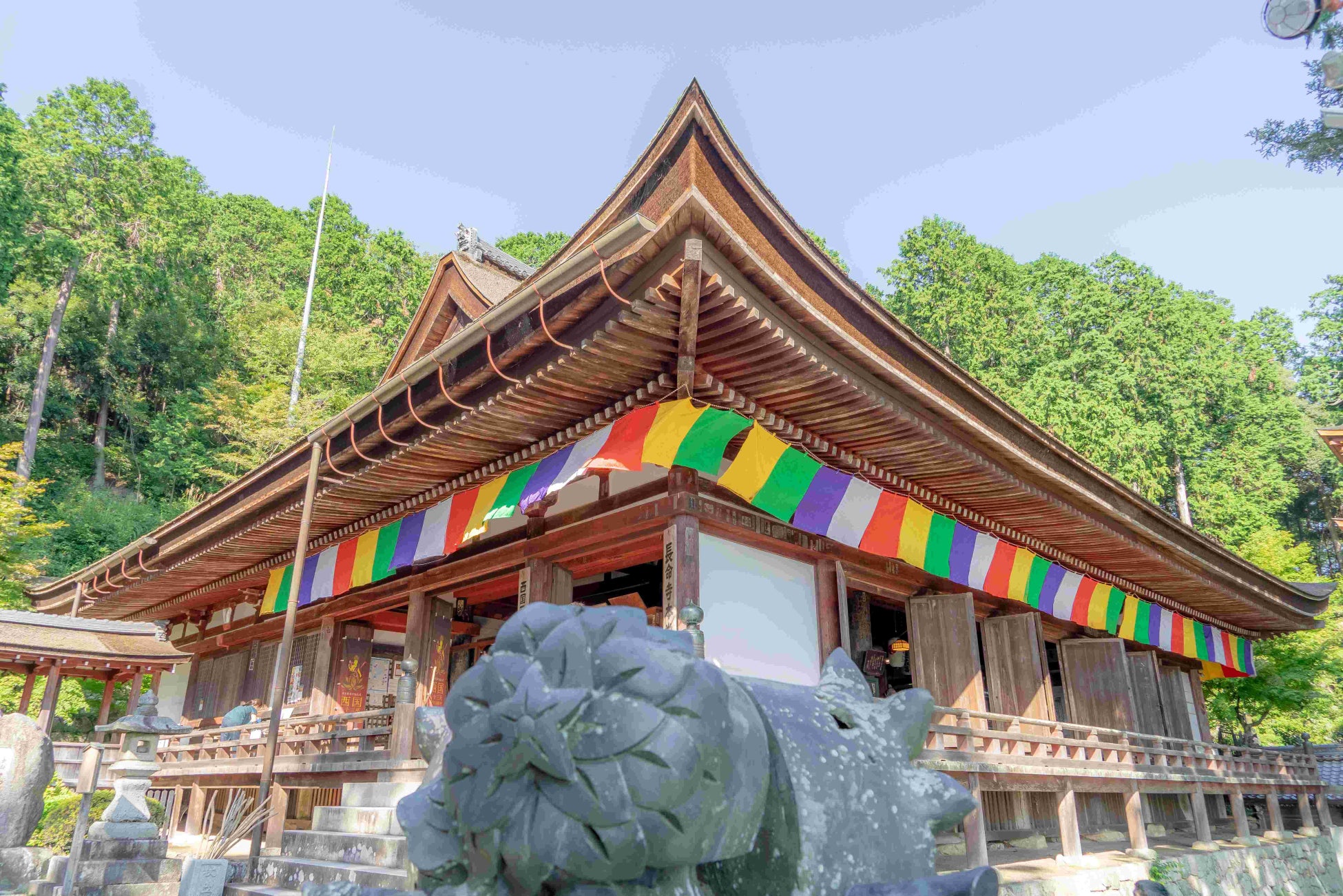 国指定重要文化財の本堂 本堂に安置された千手観音、十一面観音、聖観音の三体は、いずれも秘仏 脇檀には鎌倉時代に彫像された毘沙門天像が安置され、それぞれ国指定重要文化財に指定されています