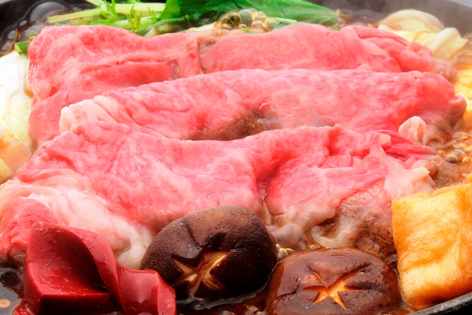 「近江牛のすき焼き」又は「近江牛のしゃぶしゃぶ」をお選びいただけます