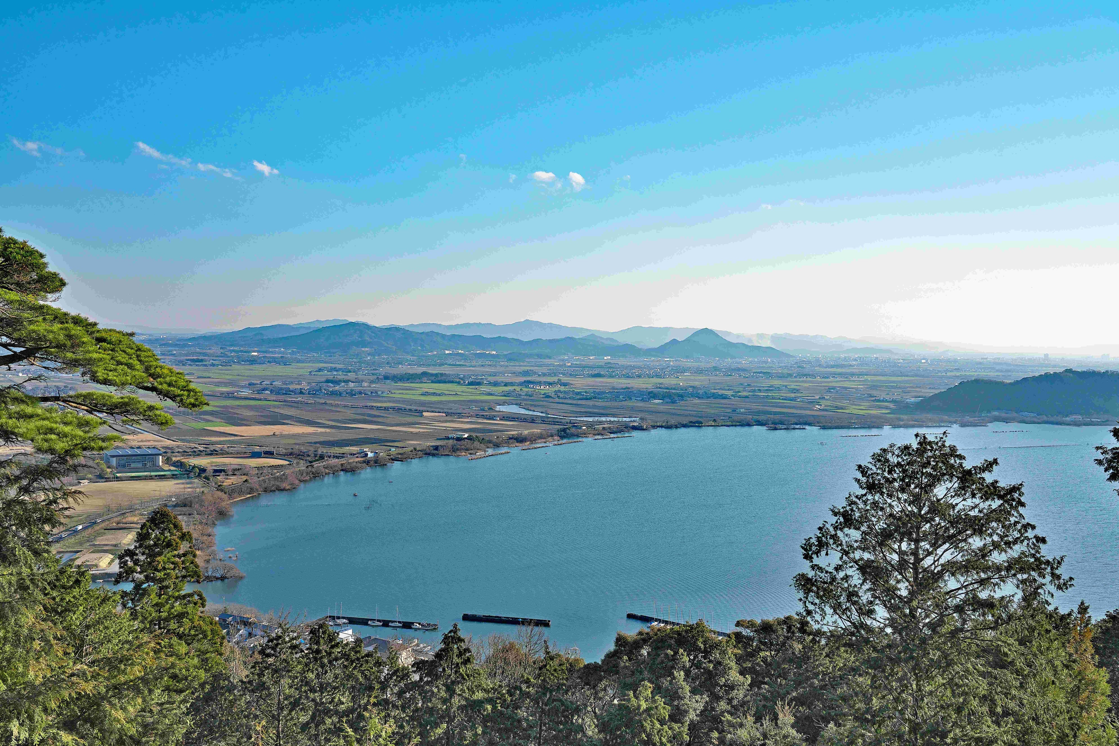 ８０８段の石段を登ると、琵琶湖や対岸の比叡山などが見渡せる絶景が広がります