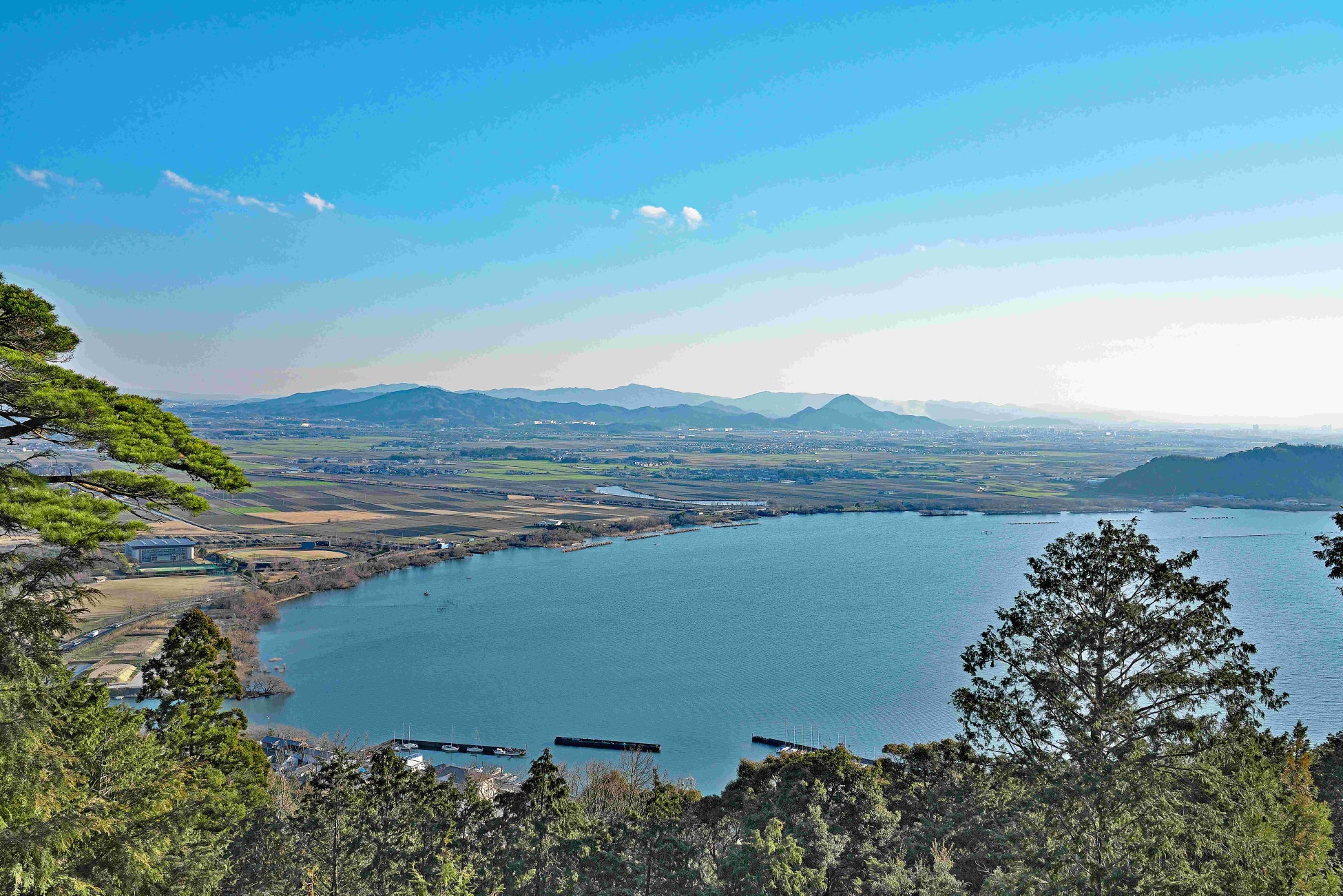 808段の石段を登ると、琵琶湖や対岸の比叡山などが見渡せる絶景が広がります