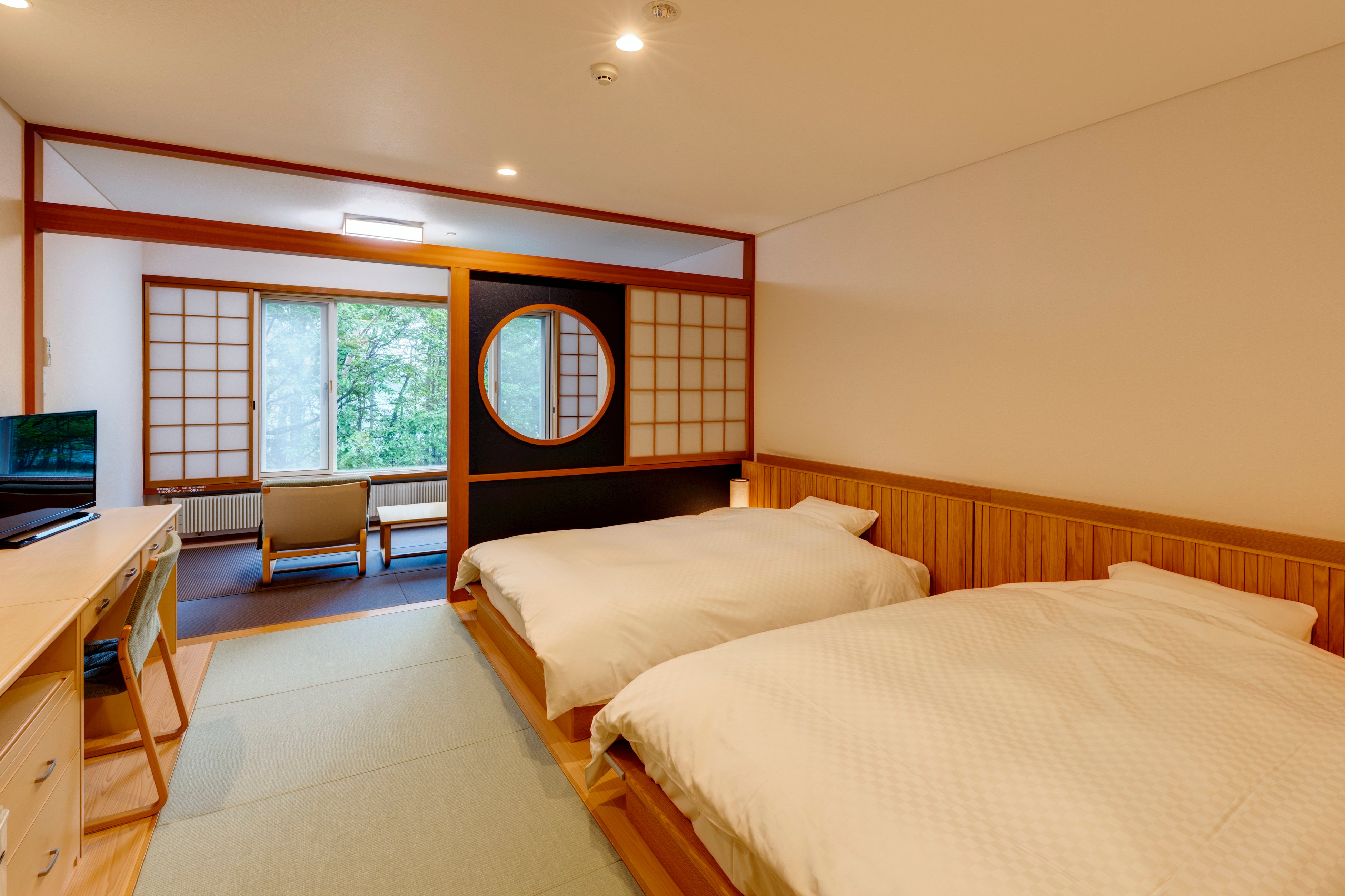 窓の外には、シラカバやカラマツの林に彩られた湯の湖の景色が広がります