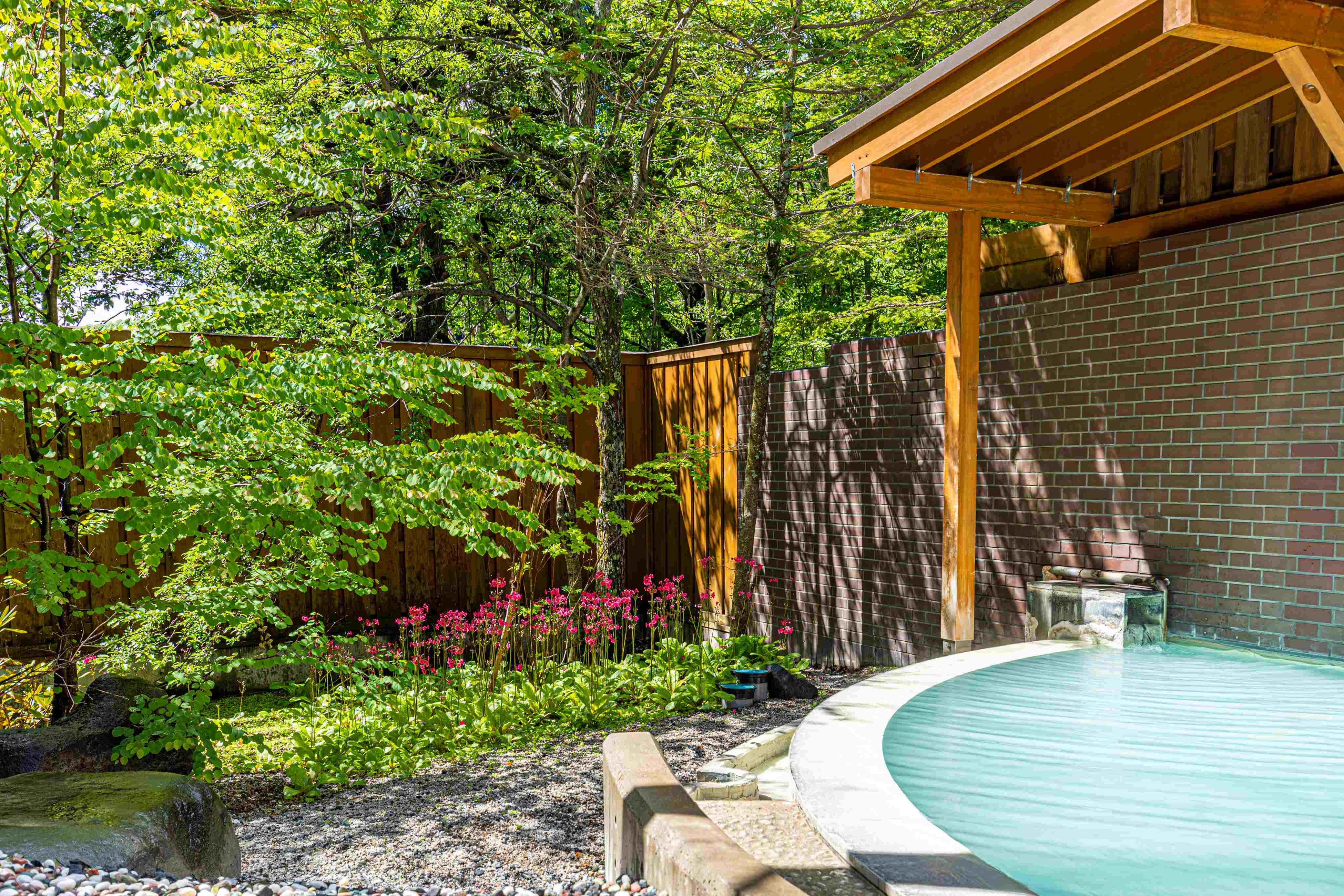 日光湯元温泉の源泉から引いた良質の温泉　露天風呂からは新緑や星空が楽しめます