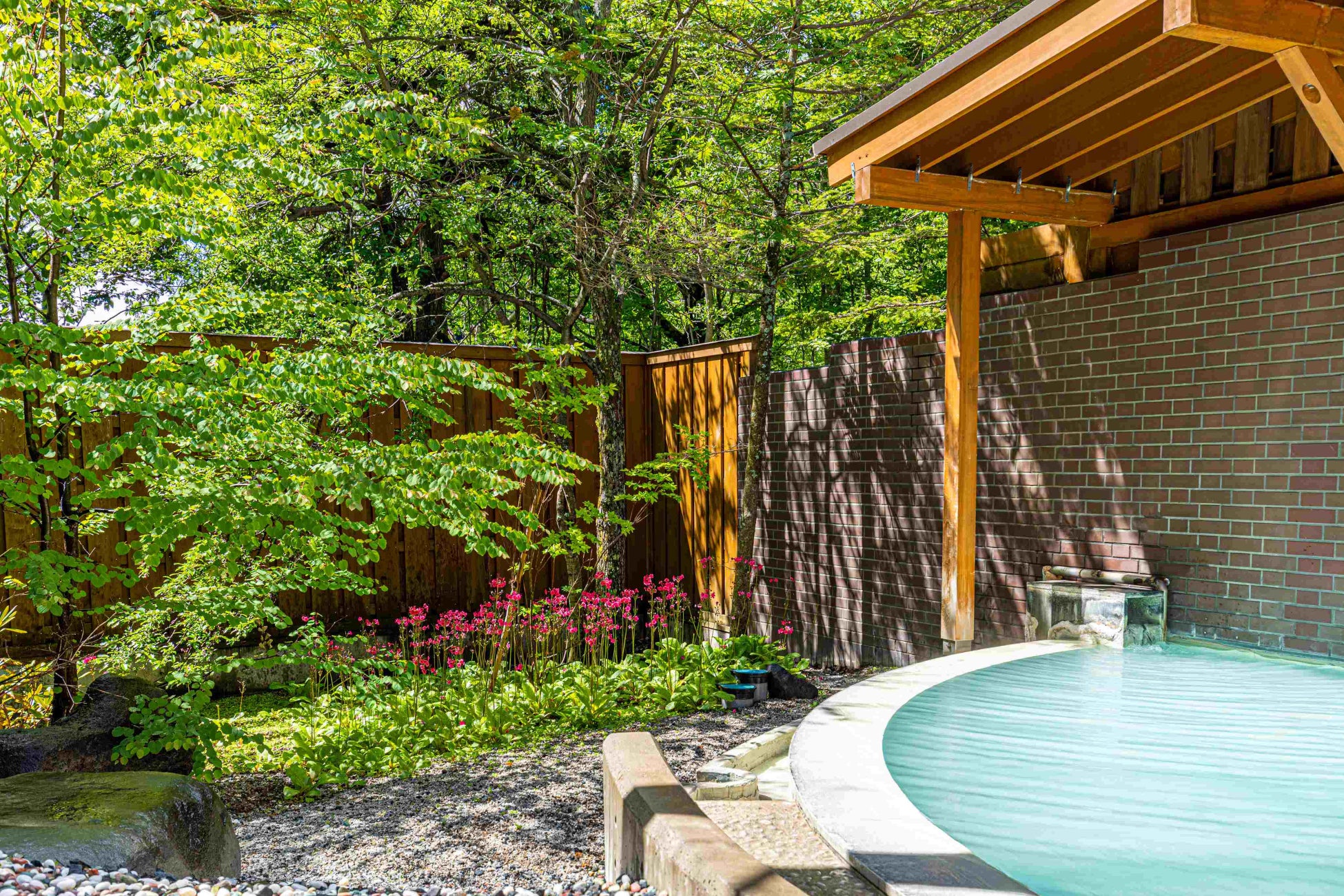 日光湯元温泉の源泉から引いた良質の温泉 露天風呂からは新緑や星空が楽しめます