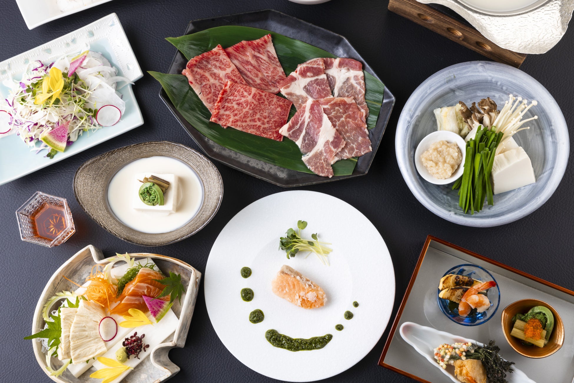 ご夕食は、厳選した日替りの季節の会席コースでご用意しています