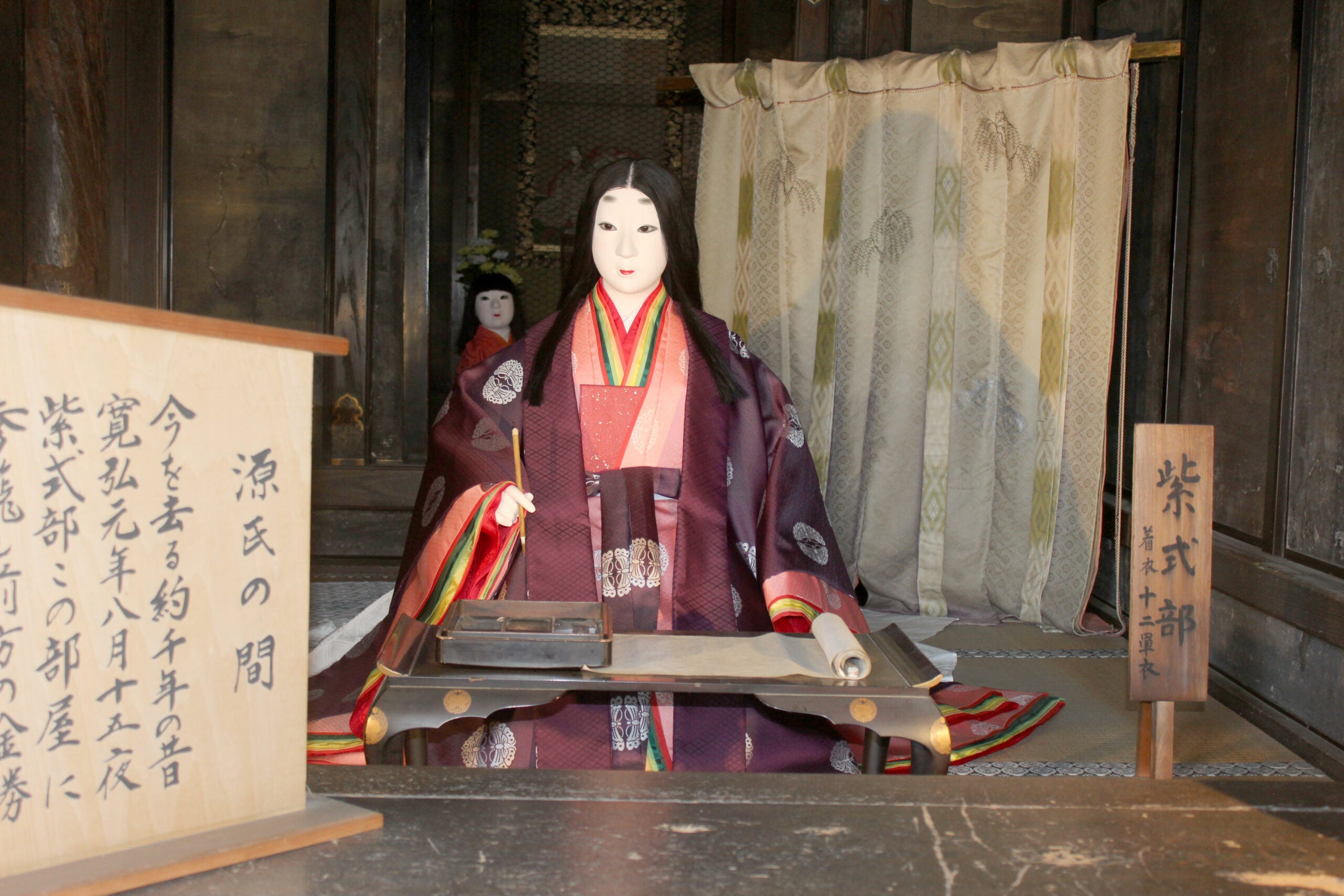 石山寺本堂（国宝）源氏の間：　平安時代、石山寺詣では女性文学者たちに人気がありました　紫式部も新しい物語を作るために７日間参籠していました　画像提供：びわ湖大津観光協会