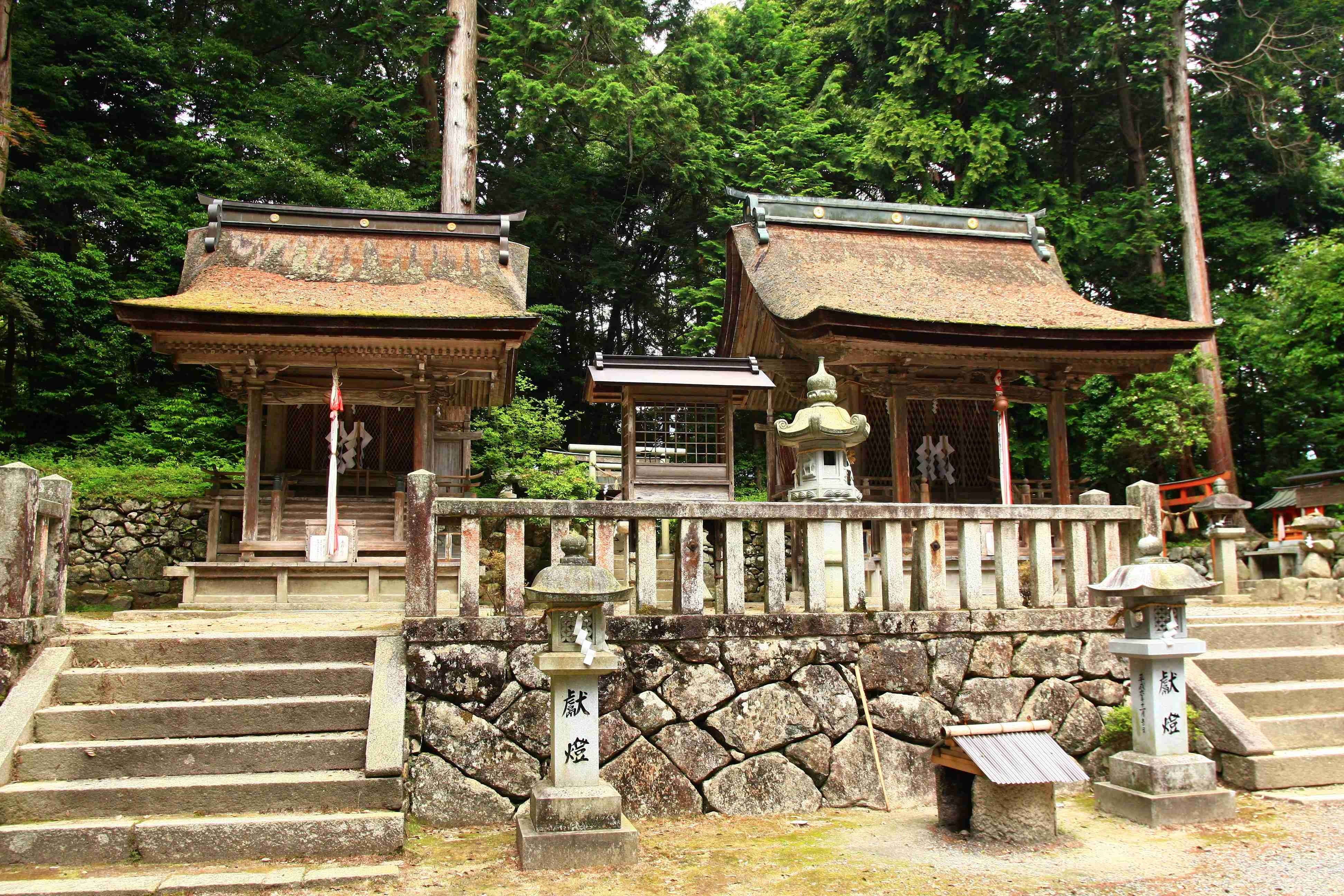 融（とおる）神社：光源氏のモデルの１人といわれる「源融（みなもととおる）」が祀られています　源融は嵯峨天皇の皇子として生まれますが、天皇の子でありながら天皇になれなかった男です　光源氏も同じように天皇になれなかった男です