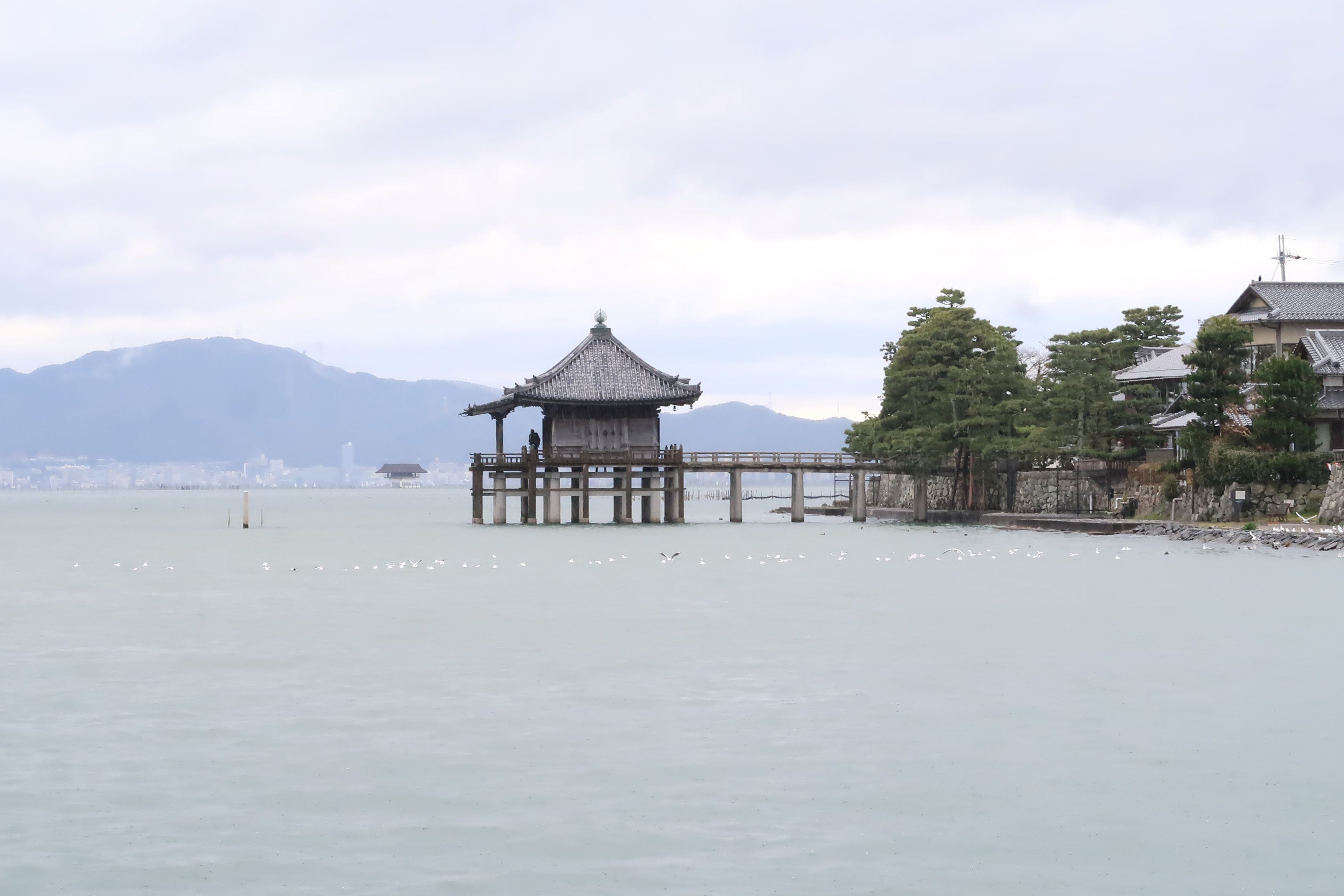 浮御堂：源氏物語に登場する「横川の僧都（よかわのそうづ）」のモデルとされる源信が、びわ湖上の安全と人々の救済を願い建立したとされます