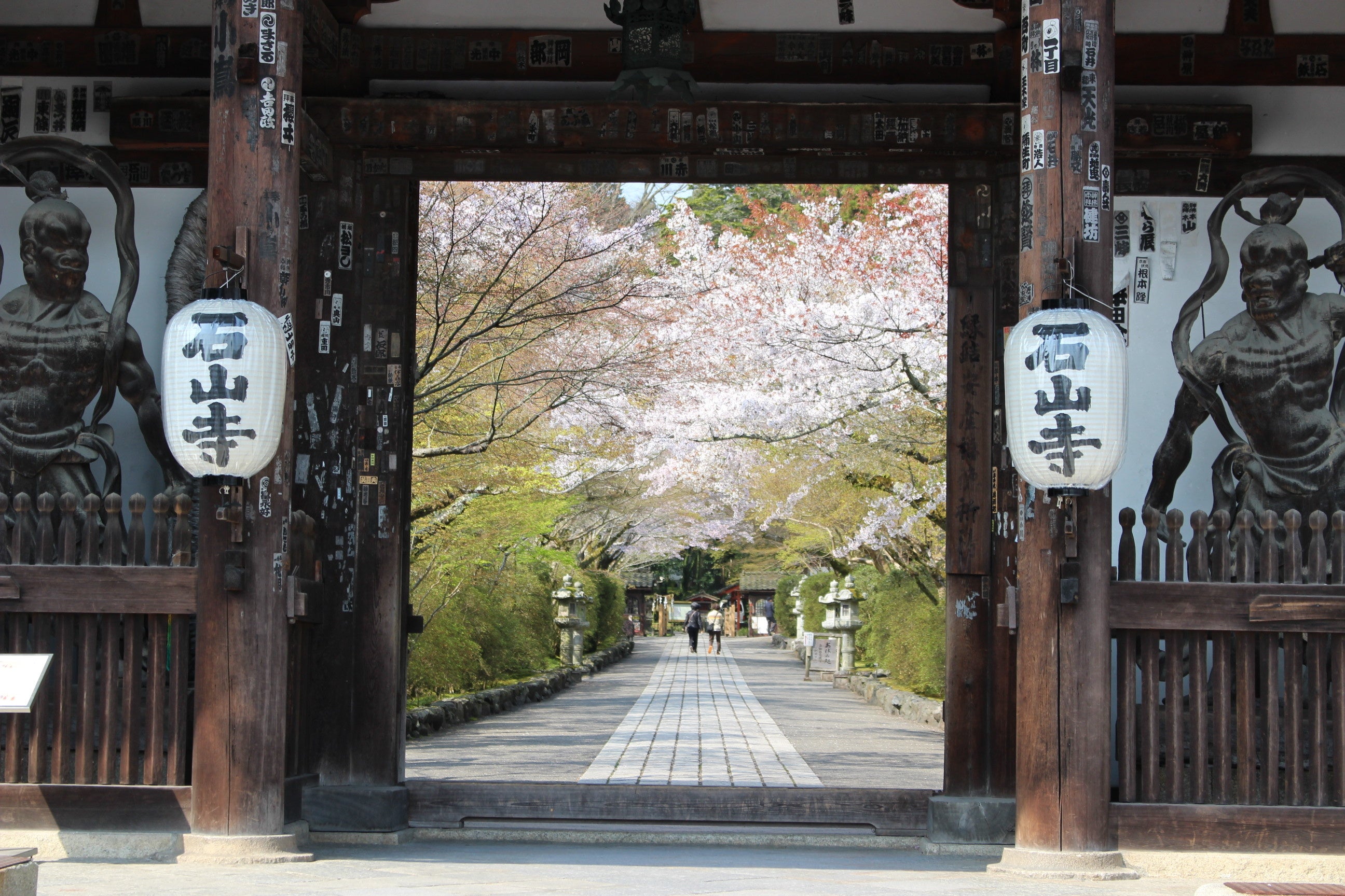 石山寺（いしやまでら）：東寺真言宗大本山　西国三十三所観音霊場第十三番札所としても名高い寺院　平安時代には石山詣が盛んで、観音堂に参籠し一夜を過ごすことが流行りました 画像提供：（公社）びわこビジターズビューロー