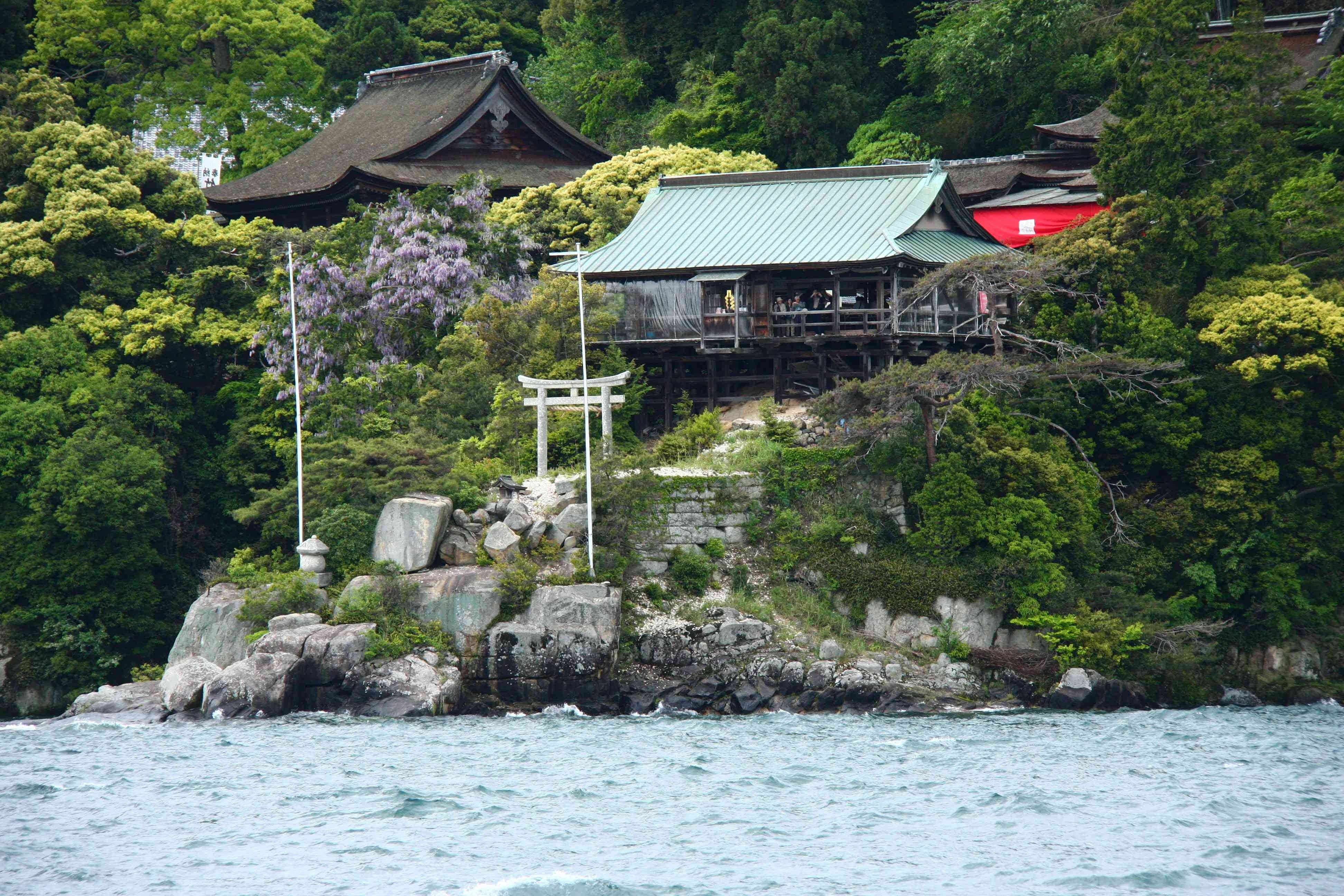 竹生島（ちくぶじま）：紫式部も湖上から目にしたであろう竹生島。神の棲む島とも言われ、都久夫須麻（つくぶすま）神社（竹生島神社）、宝厳寺（ほうごんじ　西国三十三所三十番）があります
