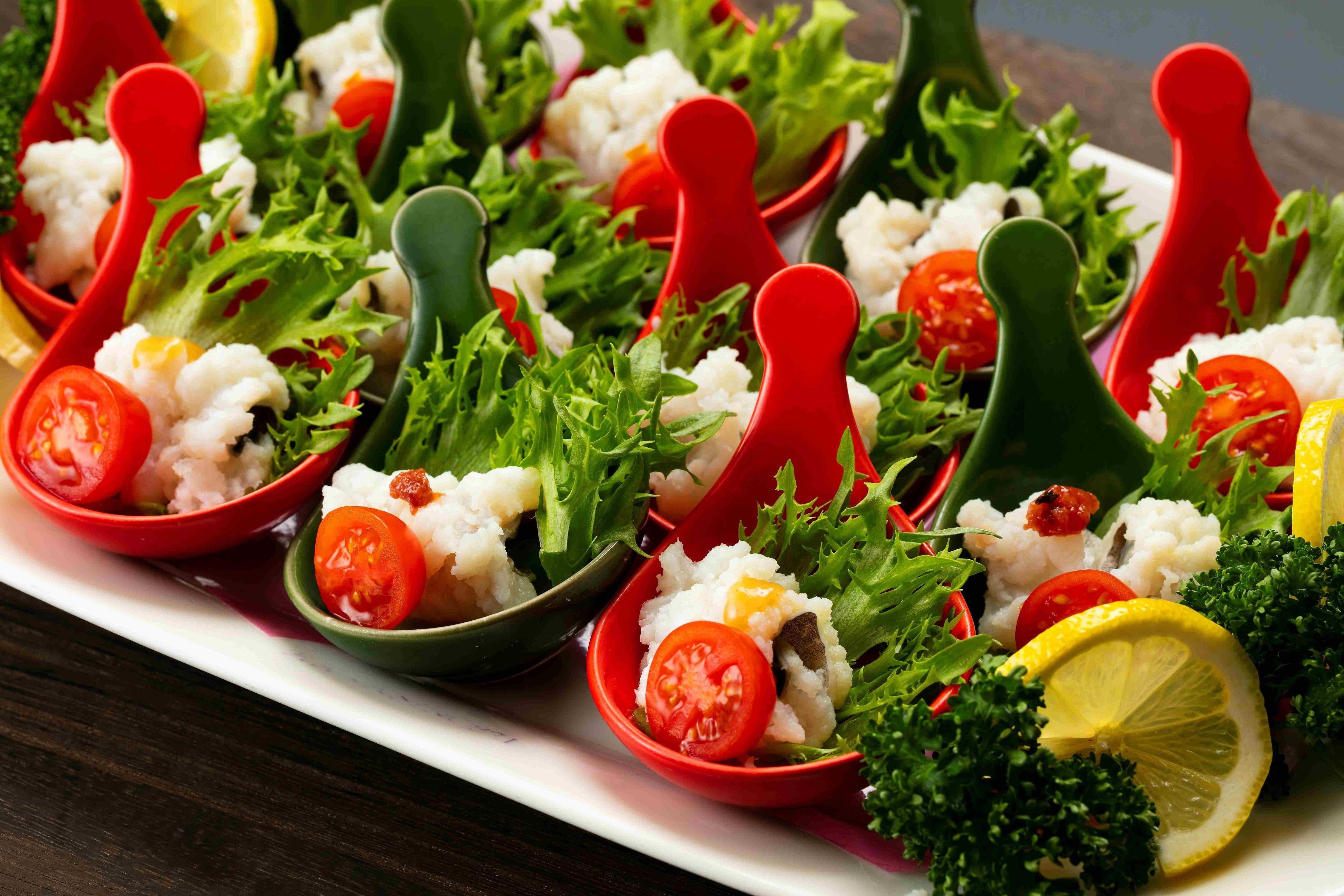 鱧を骨切りしてさっと湯通しし、氷水でしめる「湯引きハモ」