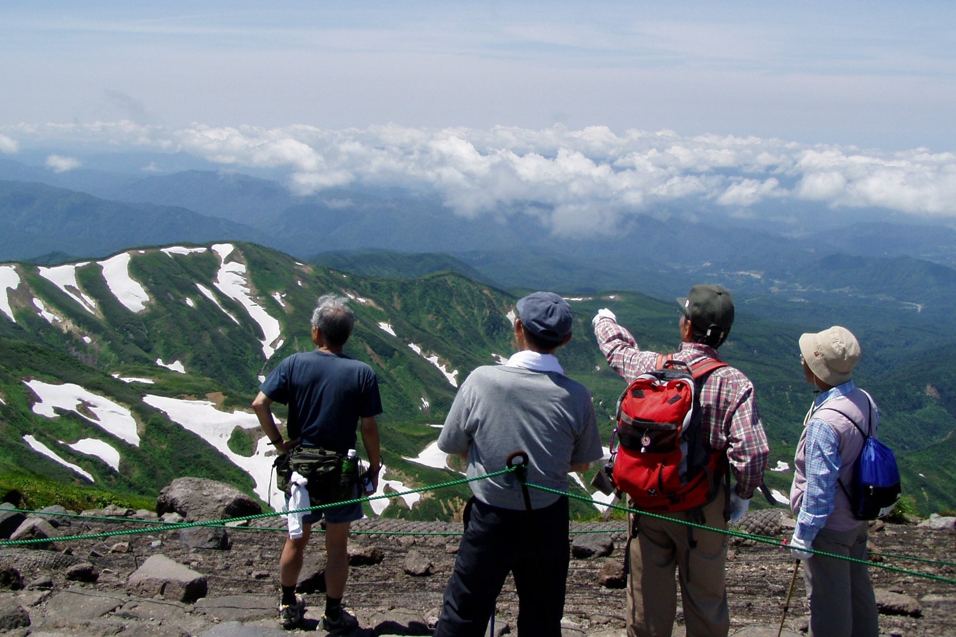 頂上まであと少し!大峰(おみね 標高1,909m)からの景色 木道が整備されていて歩きやすいです