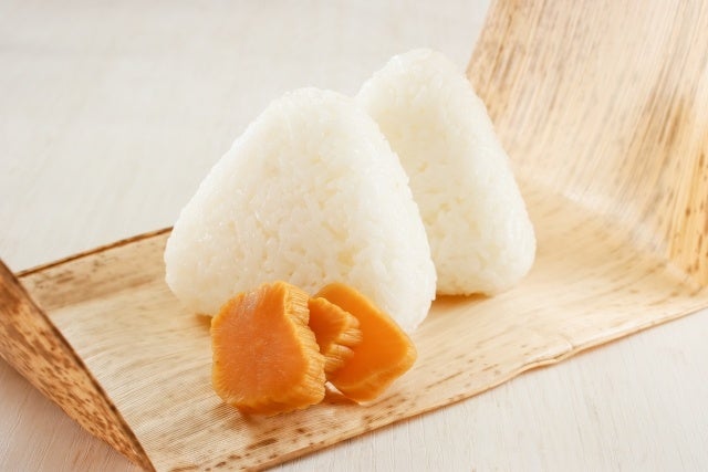 竹皮は天然の抗菌性と通気性に優れ、時間が経っても美味しくいただけます