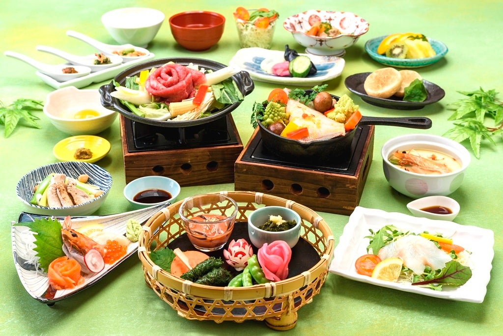 おすすめの夕食は、6月下旬から旬を迎える「クチボソ カレイ」や、旨味成分含有量が多い「天使の海老」を 使った『口細カレイと山形牛の旬彩料理コース(お一人様1泊3食18,550円税込~)』