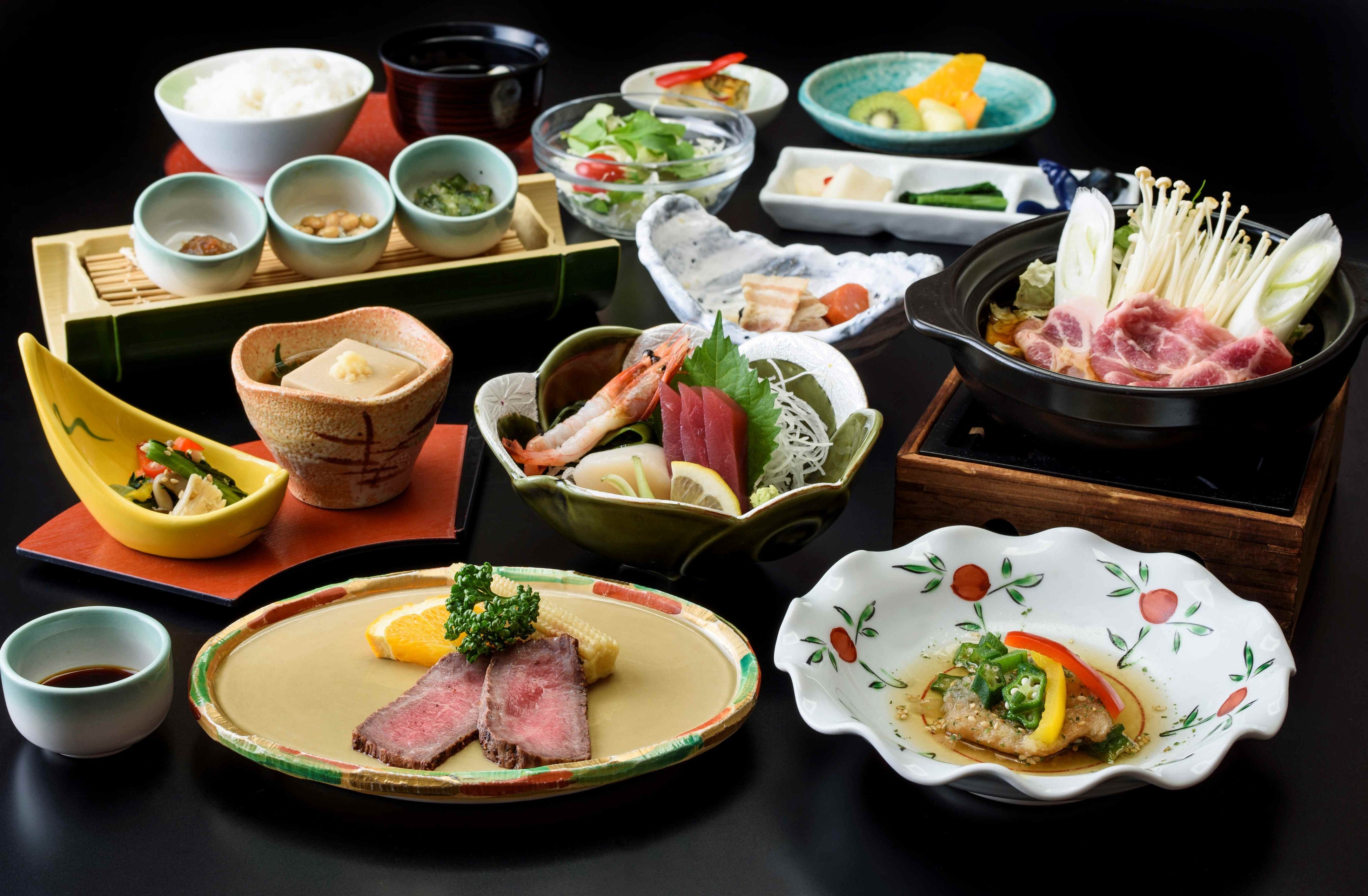 羽黒会席：山形産のお肉の鍋や季節の地魚の焼き物、刺身盛りなど、旬の素材を使った料理が並びます