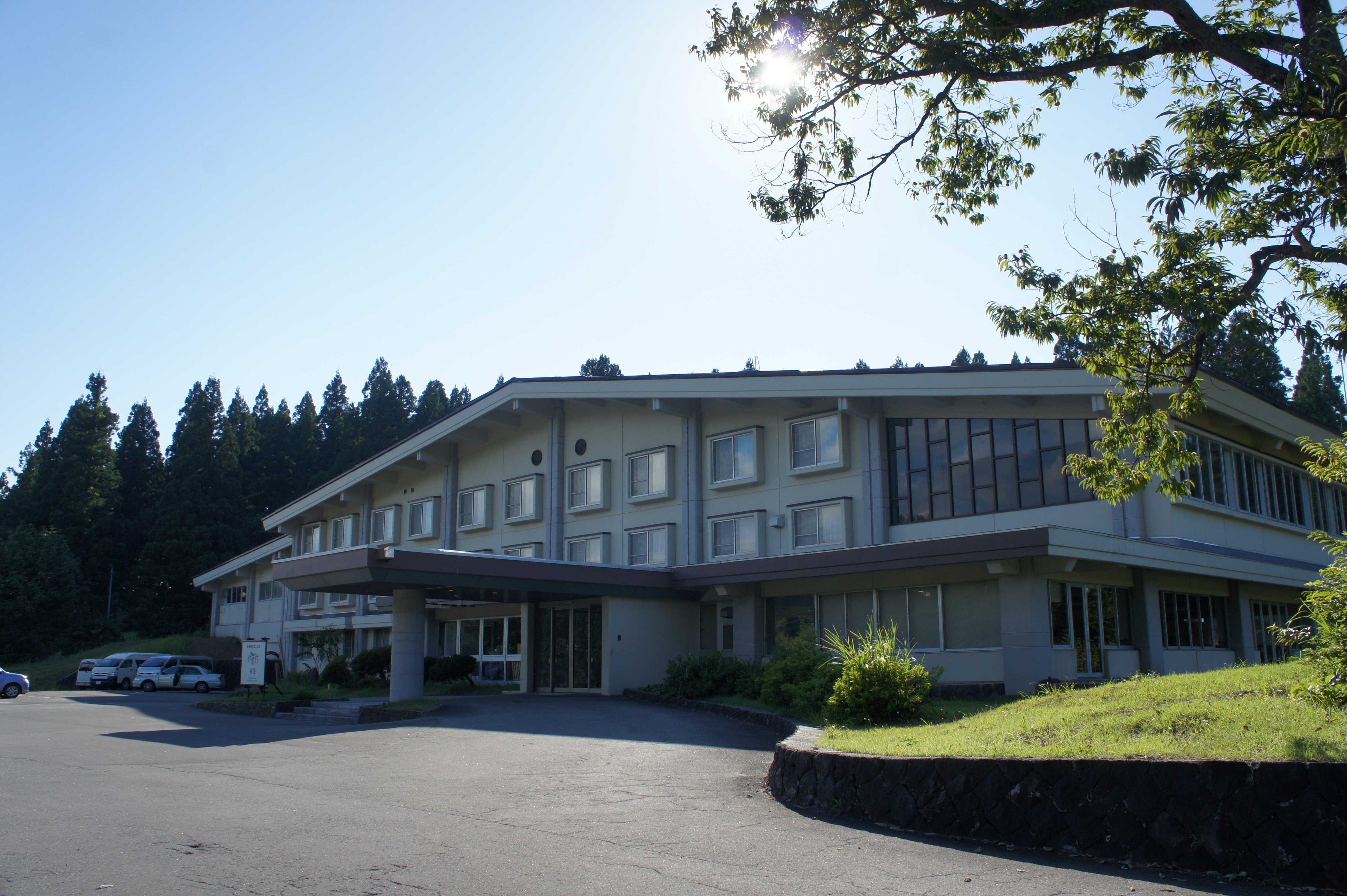 羽黒山の中腹、標高312ｍに建つ緑に囲まれた１件宿です　全国の休暇村の中で２番目に小さなホテルですが、その分アットホームで、心を込めたおもてなしでお迎えします