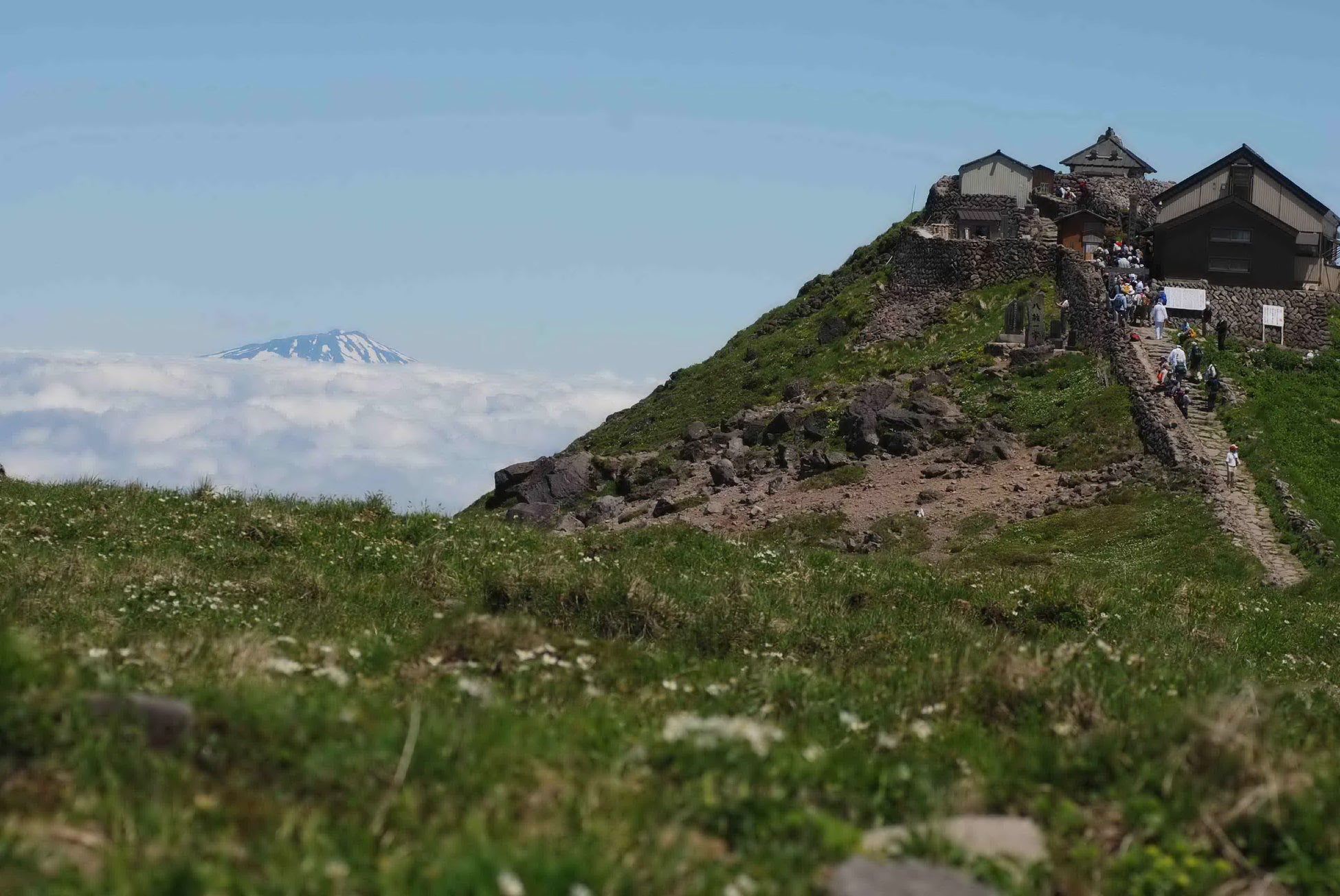 頂上付近の360度の大パノラマは月山登山の最大の魅力!天気のいい日には雲海を隔てて鳥海山や朝日連峰まで見渡せることもあります
