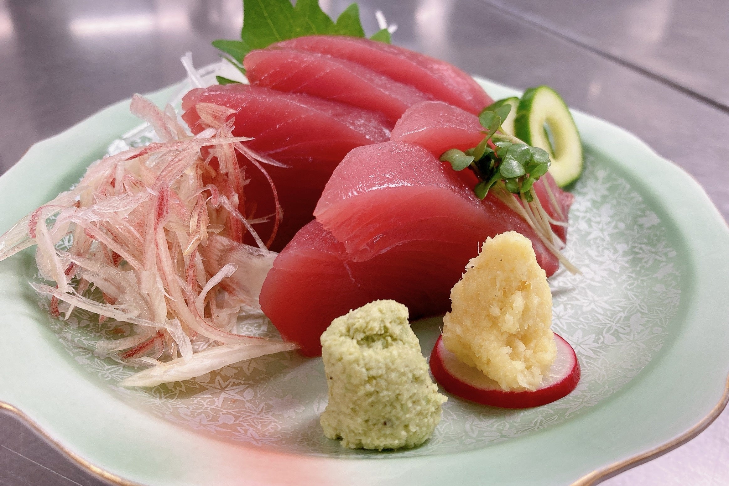 新鮮だからこそ味わえる「刺身」は、赤身を味わっていただきたく厚めに切って提供します