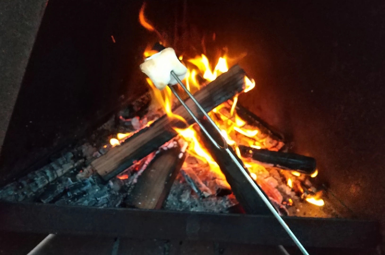 炎のゆらめきと薪の爆ぜる音が心を癒やしてくれます