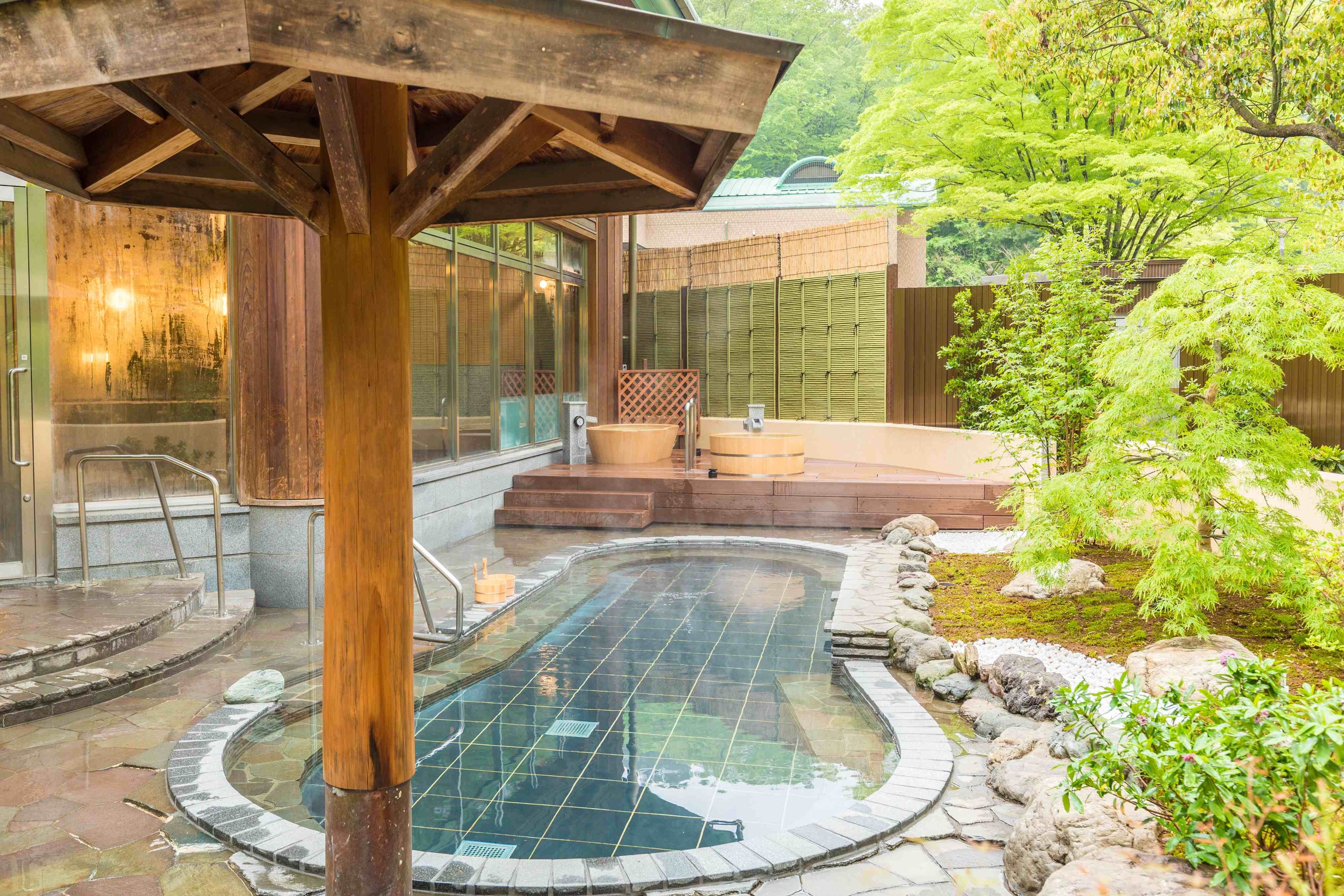 木々に囲まれ、ゆっくりとした時間を お過ごしいただける露天風呂