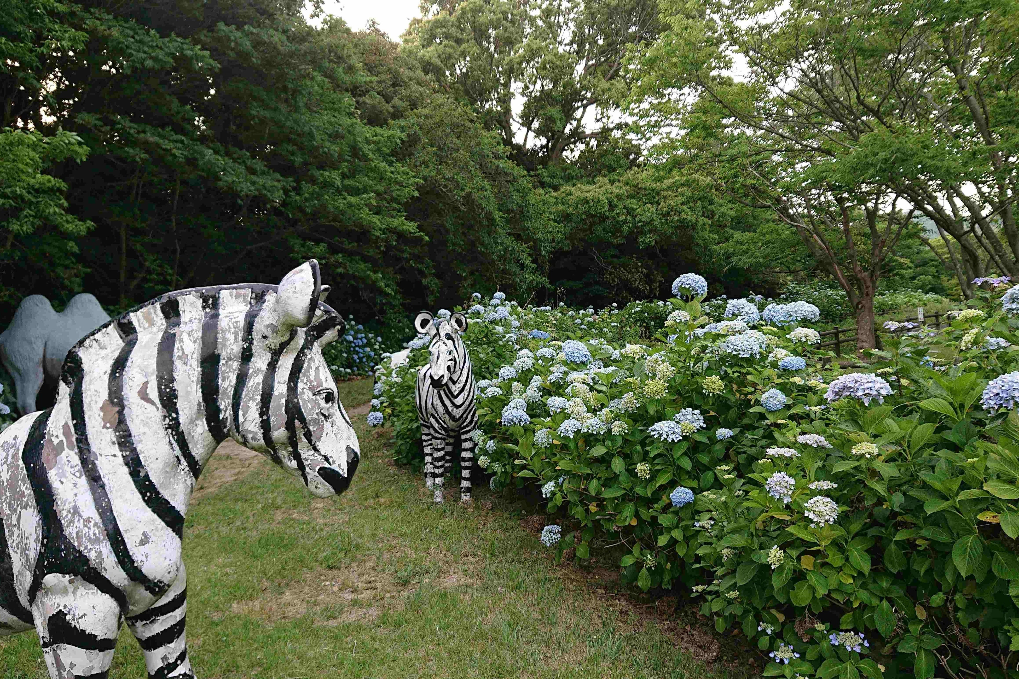 園内には恐竜や動物のオブジェがあり、こども達がよじ登って遊べるようになっています