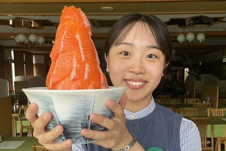 山に盛ったご飯約500gに切り身を巻いて、鱒子をトッピングしたオリジナルメニューです ※画像は盛り付けイメージです 高さは約30.26cmを目指しますが、保証するものではありません