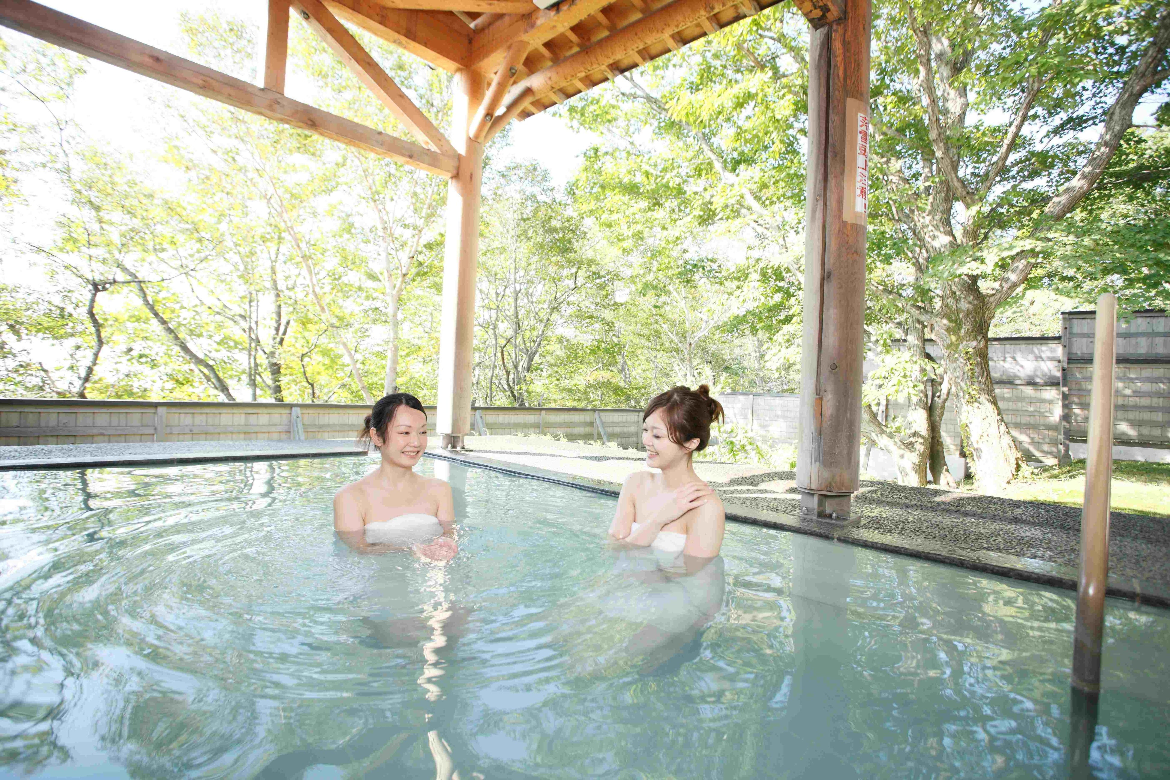 網張温泉館・薬師の湯：滞在中は温泉館「薬師の湯」、本館「大釈の 湯」「白泉の湯」も無料で利用できます