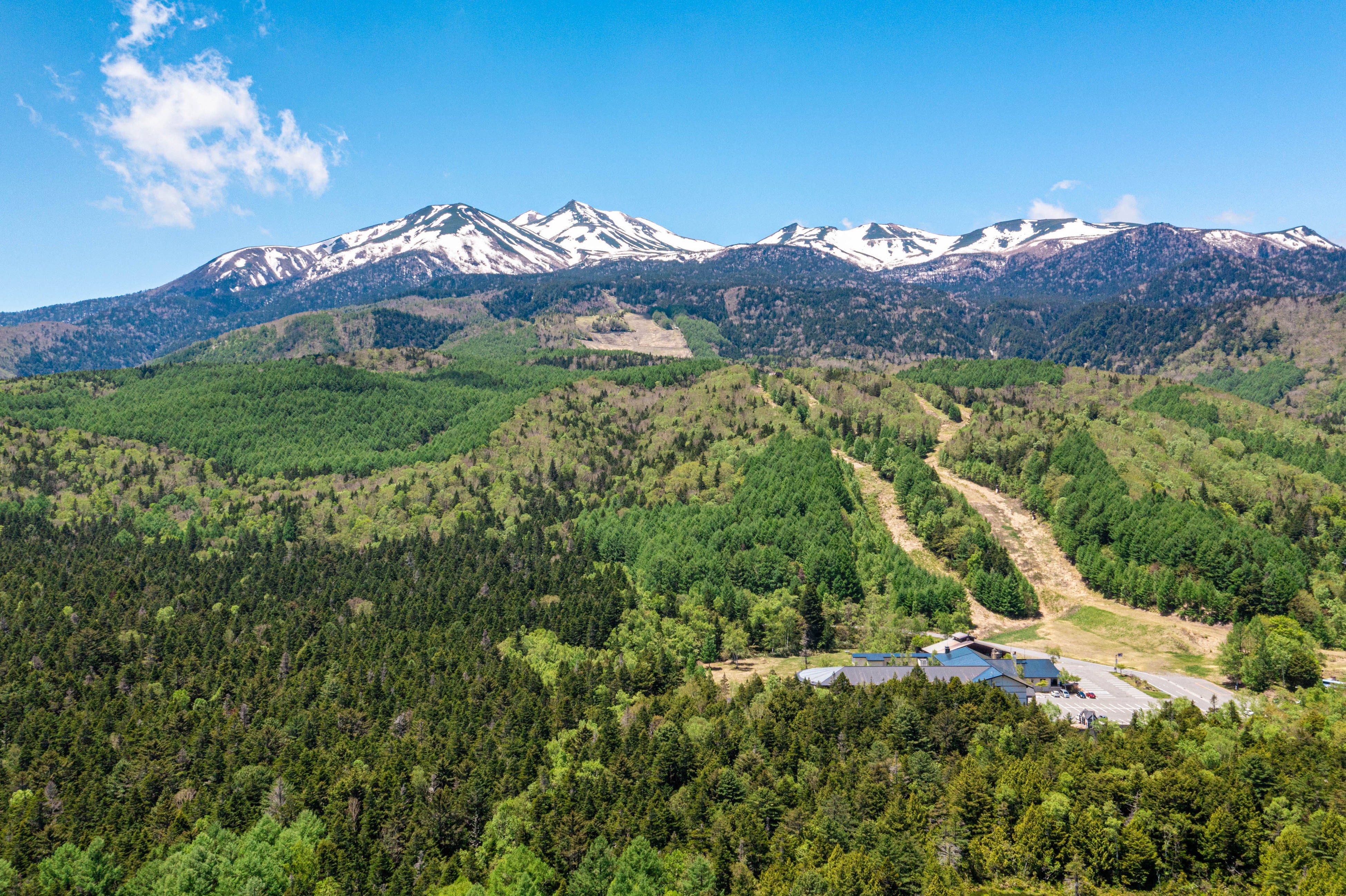 3000Ｍを超える乗鞍岳の登山や高原の多様な花々、色鮮やかな紅葉など 、四季の美しさをここ乗鞍で堪能できます