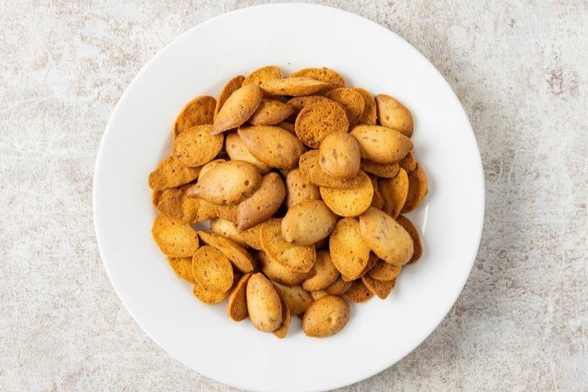 「ぶどうクッキー」 厳選した干し葡萄に100%信州産のぶどうシャムを混ぜ合わせた、口どけのよい軽い食感のクッキー