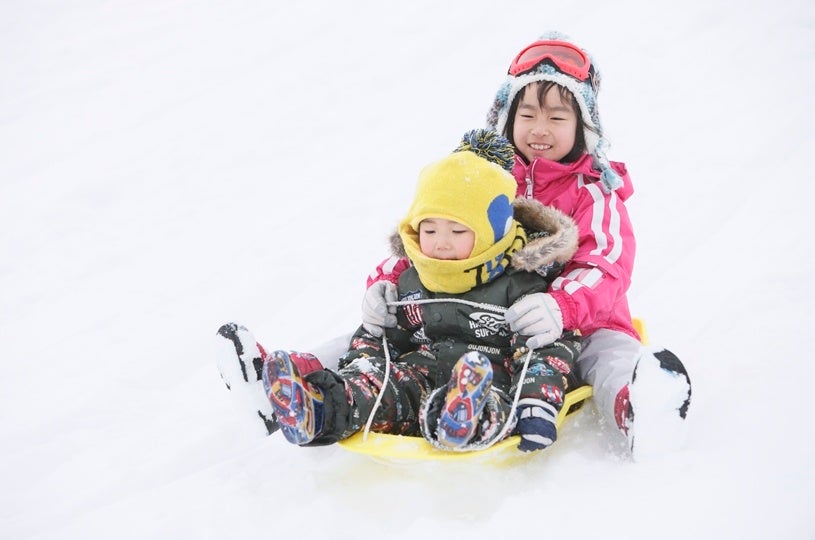 緩斜面のキッズエリアでそり遊び