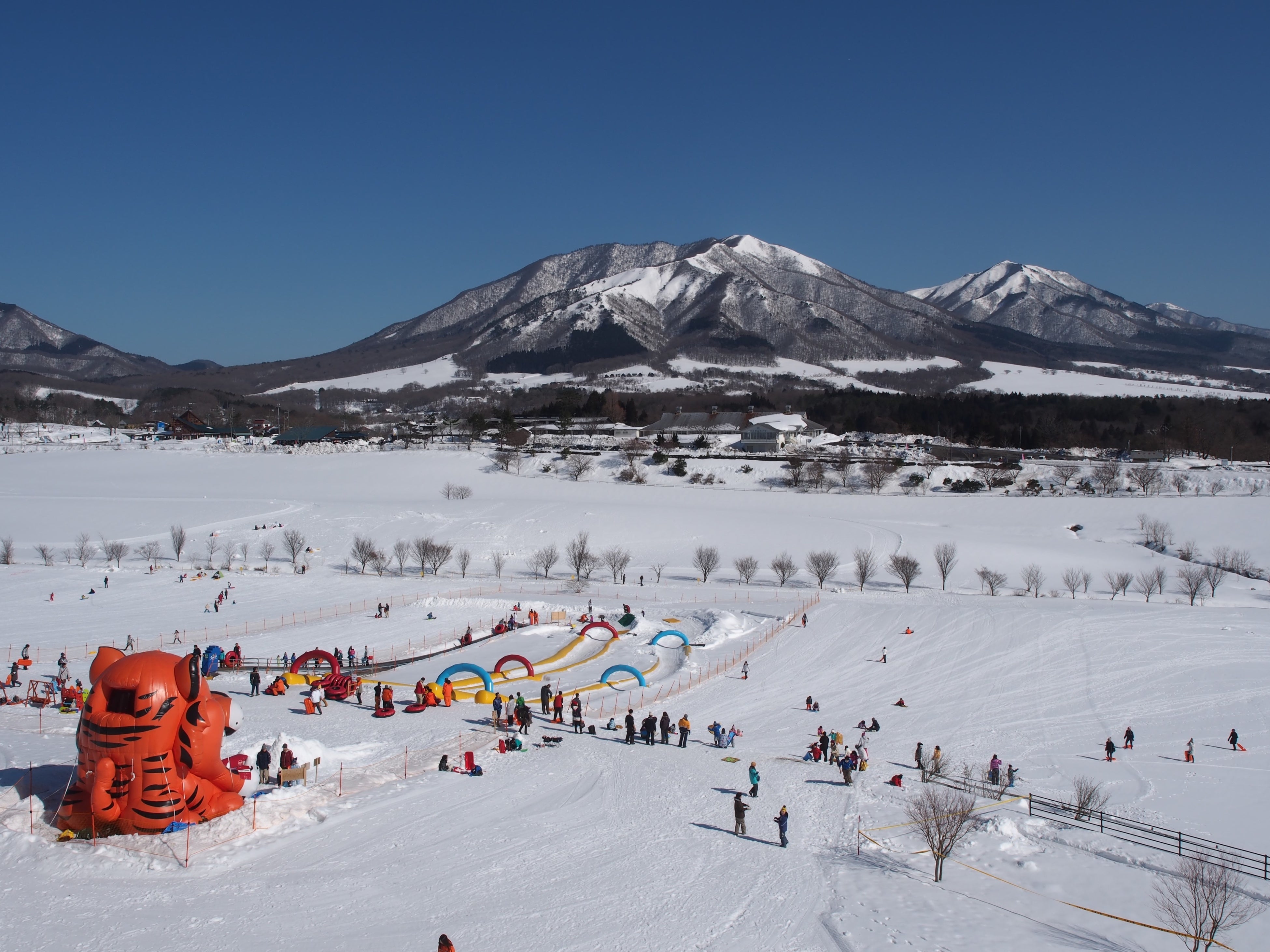 蒜山三座を望む「ひるぜんキッズスノーパーク」
