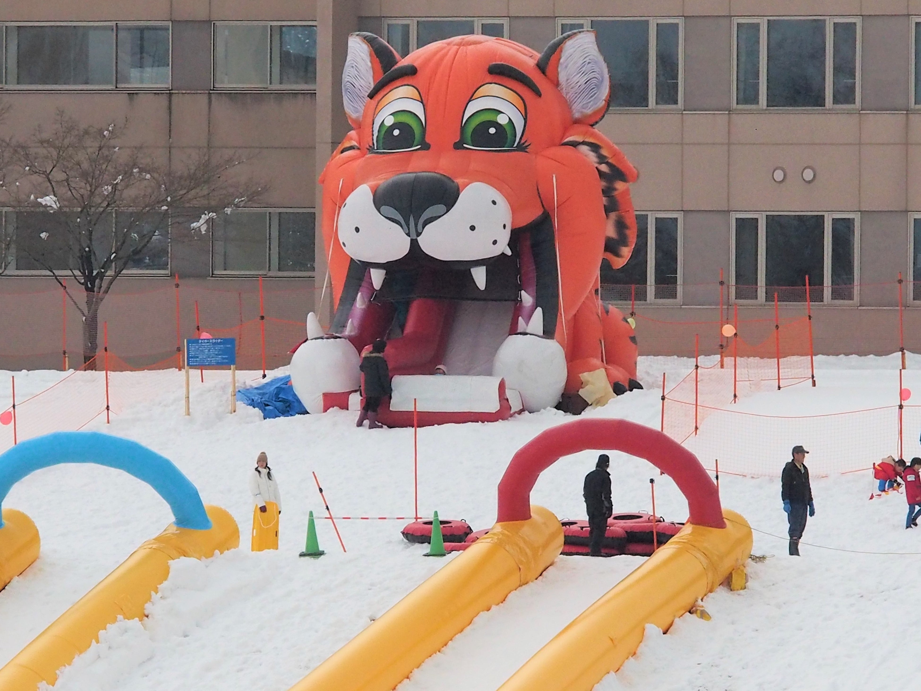 鷹さ7メートルのタイガースライダー