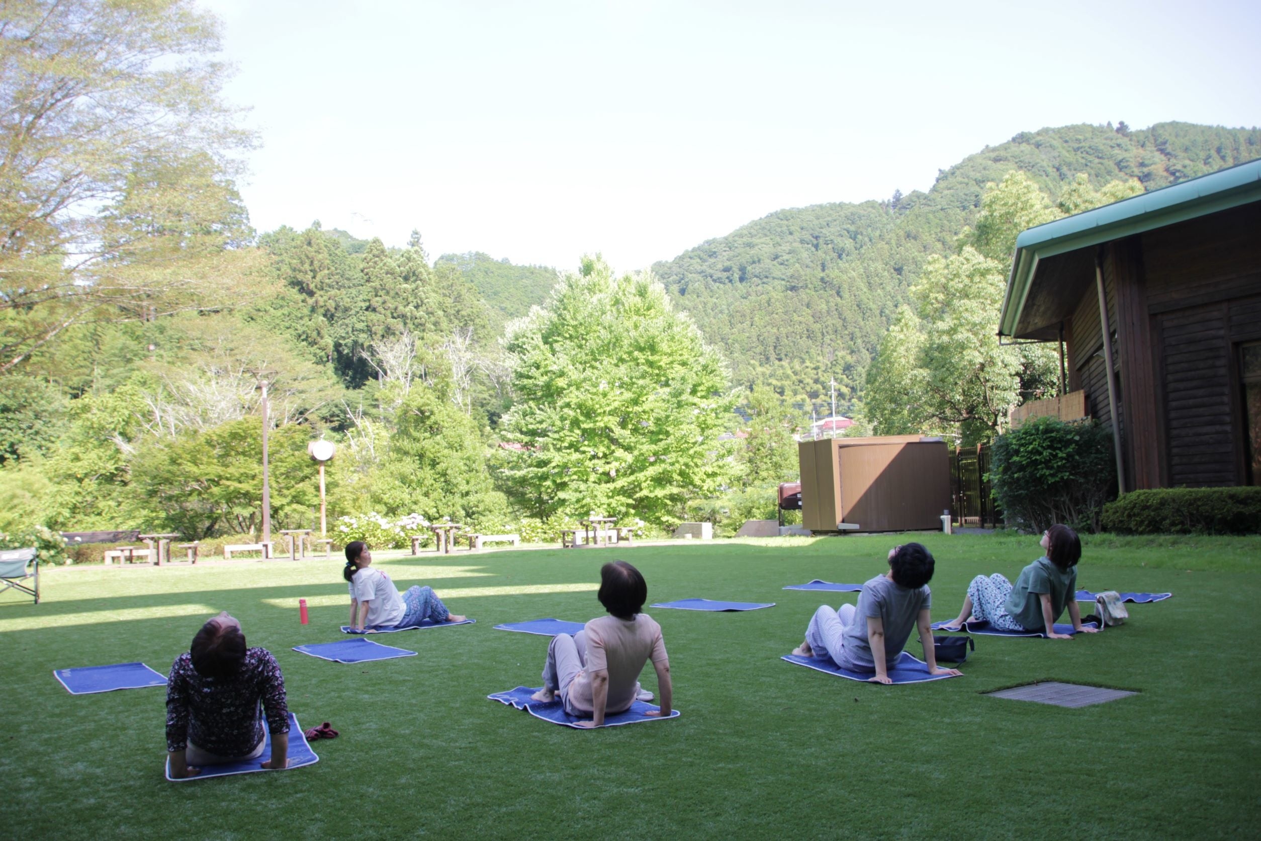 中庭のけやき広場にて行う朝ヨガでリフレッシュ