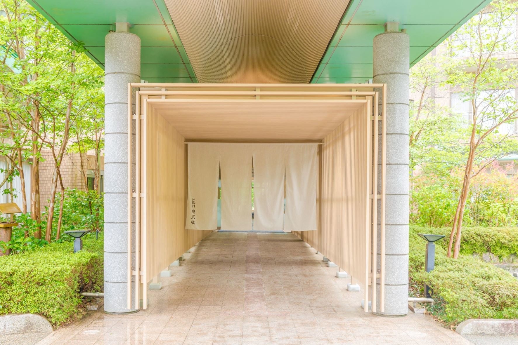 暖簾をくぐると非日常のリゾートへ