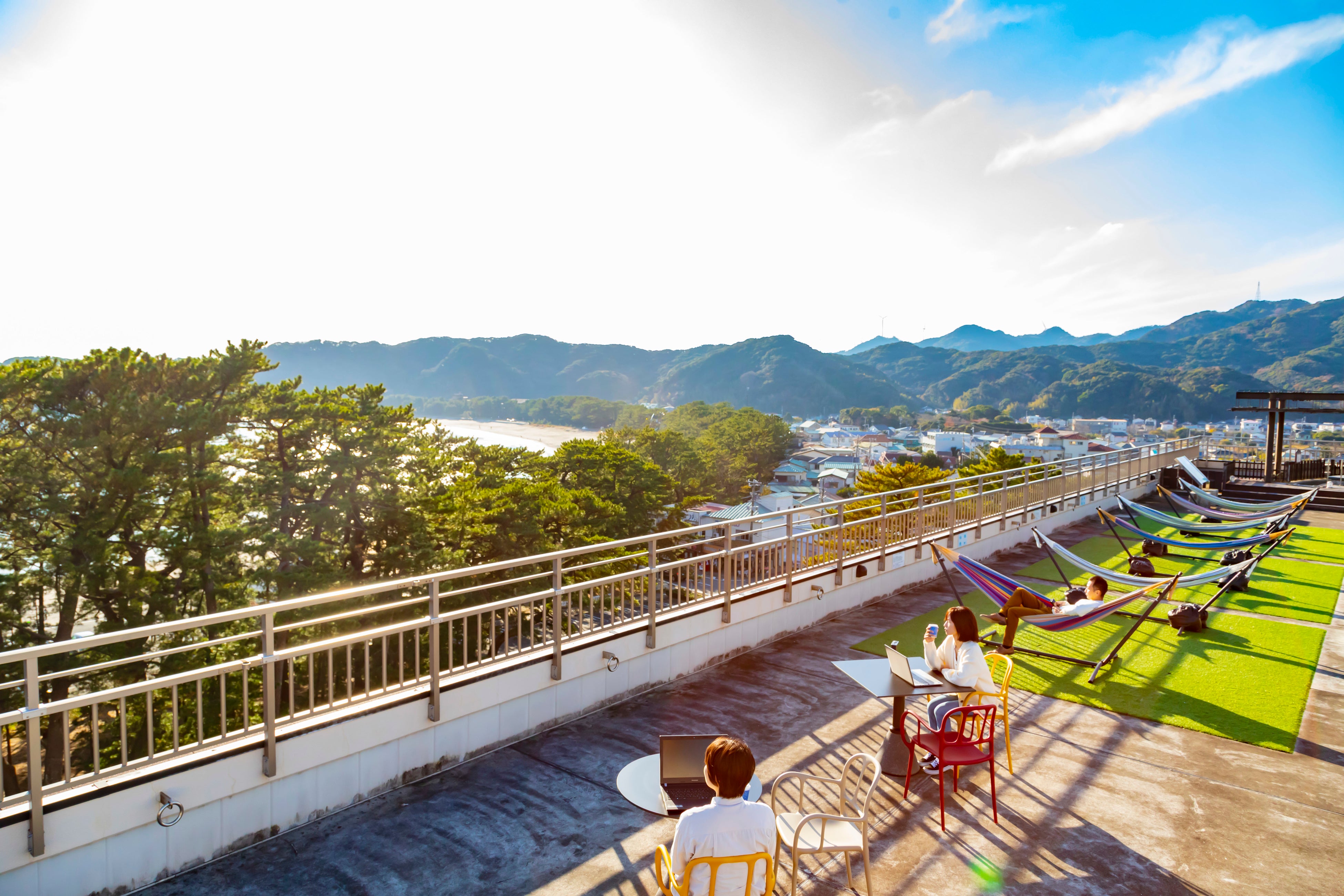 真正面に日本の渚百選「弓ヶ浜」。右側には南伊豆の町並みが広がる