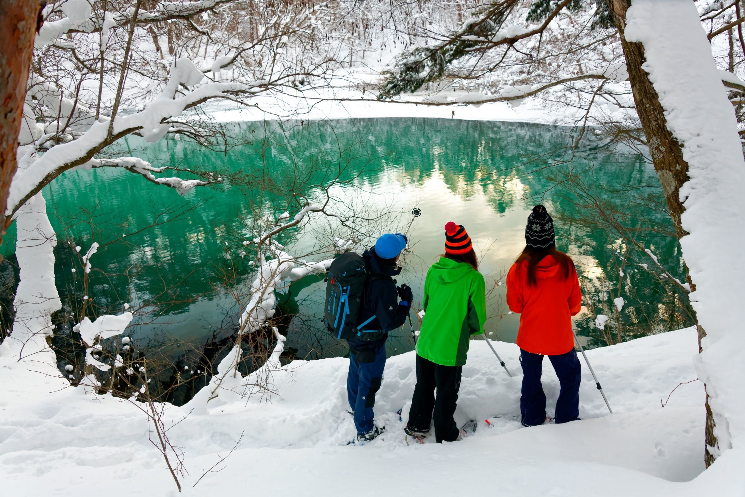 真っ白なキャンバスに映える神秘の青に感動！スノーシューで行く青の五色沼ツアー