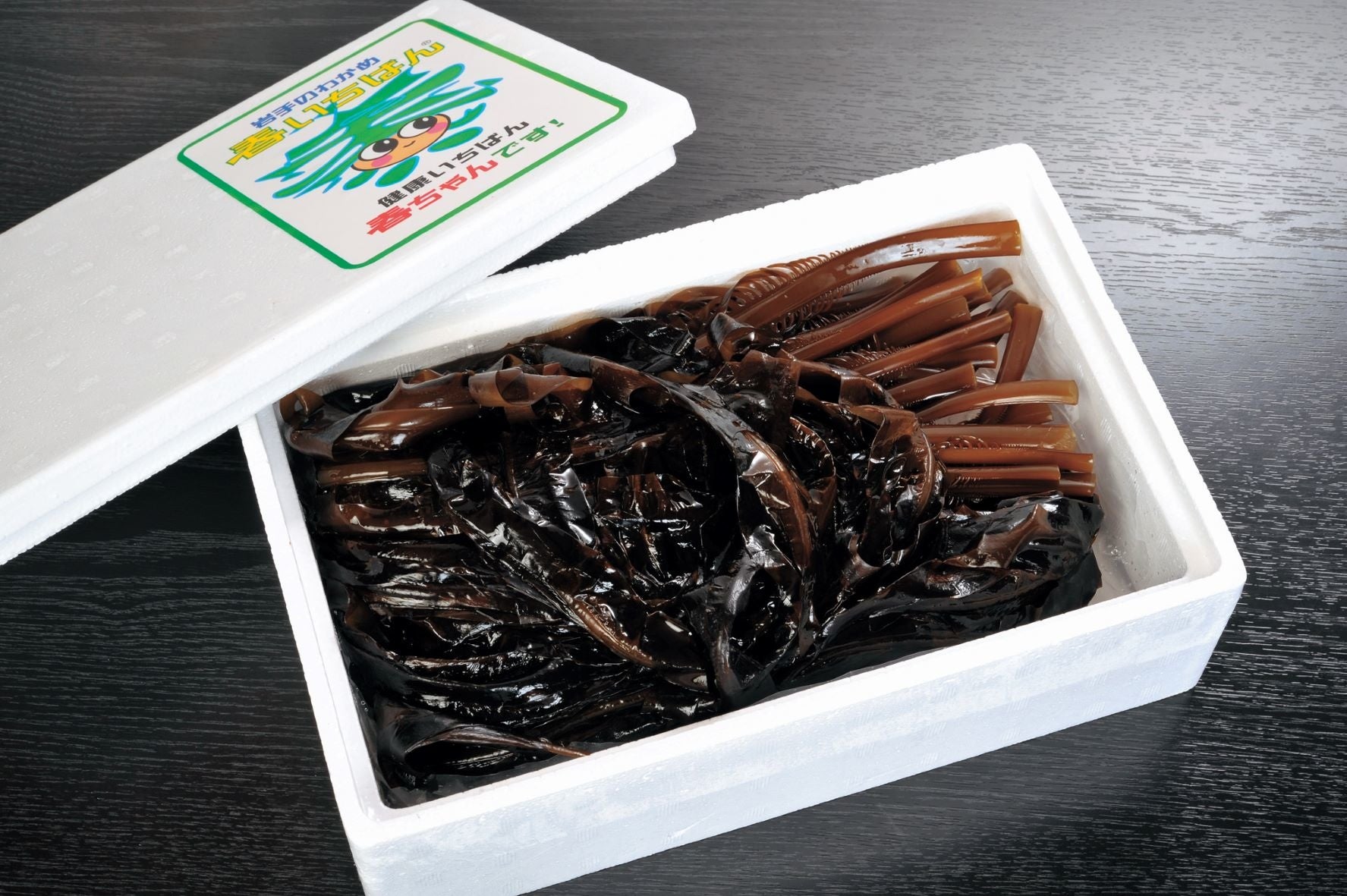 「春いちばん」は原藻のまま出荷されるので、お湯をくぐらせてすぐに冷やすときれいな緑色が長持ちします