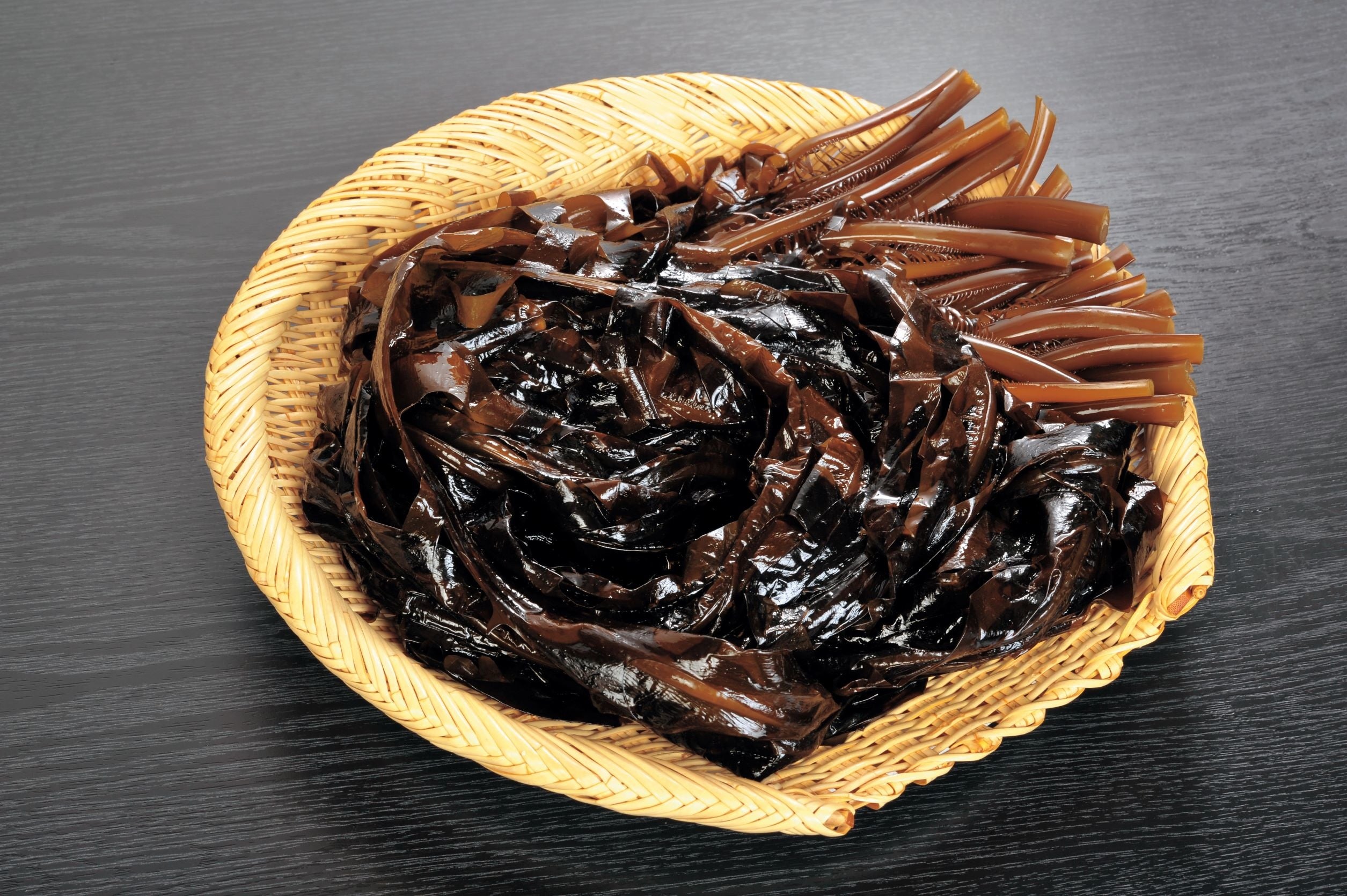 本州最東端重茂半島の激しい潮流で育てたわかめの新芽「春いちばん」の原藻（生わかめ）