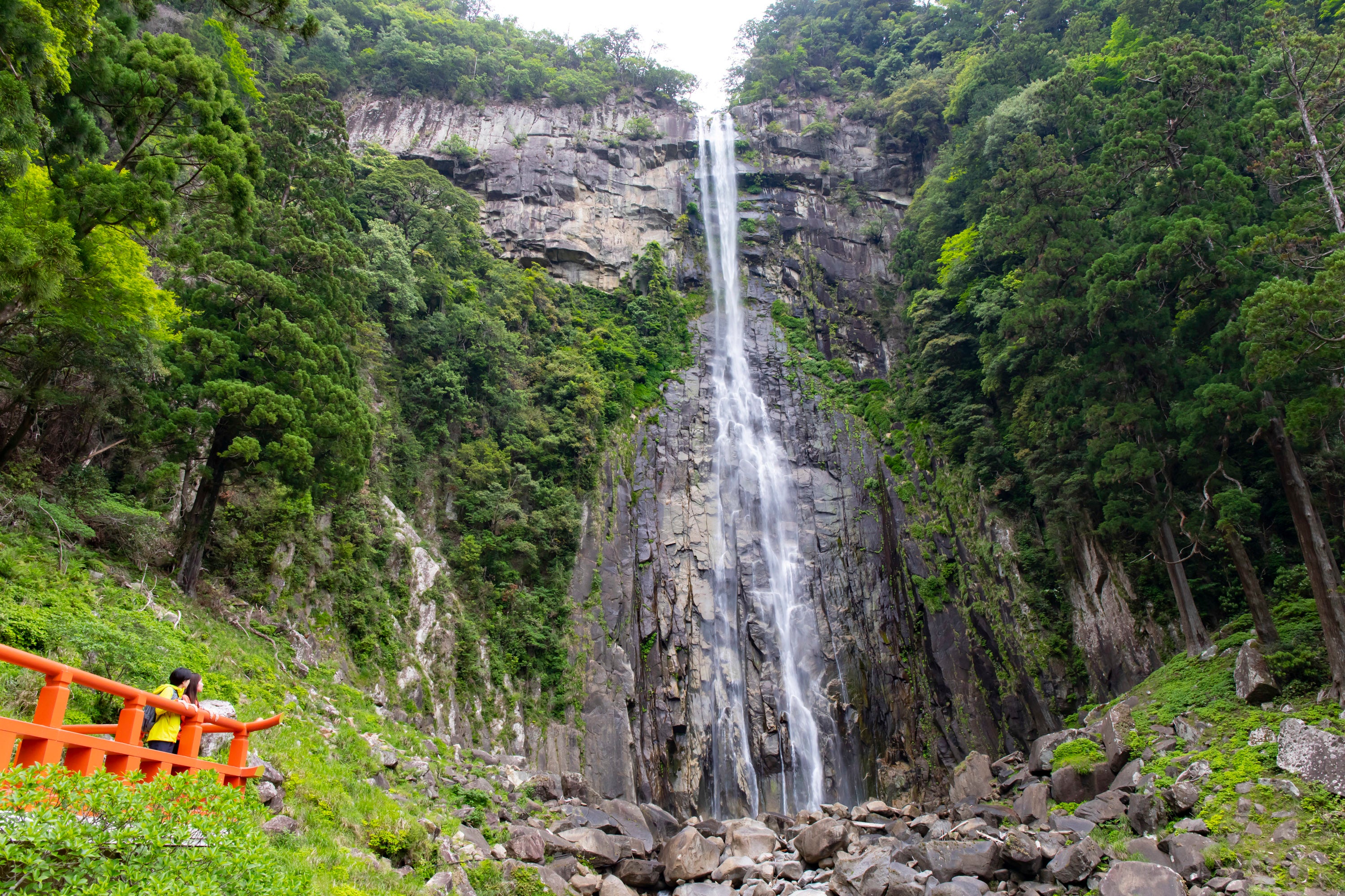 別名”三筋の滝”と呼ばれる那智の滝
