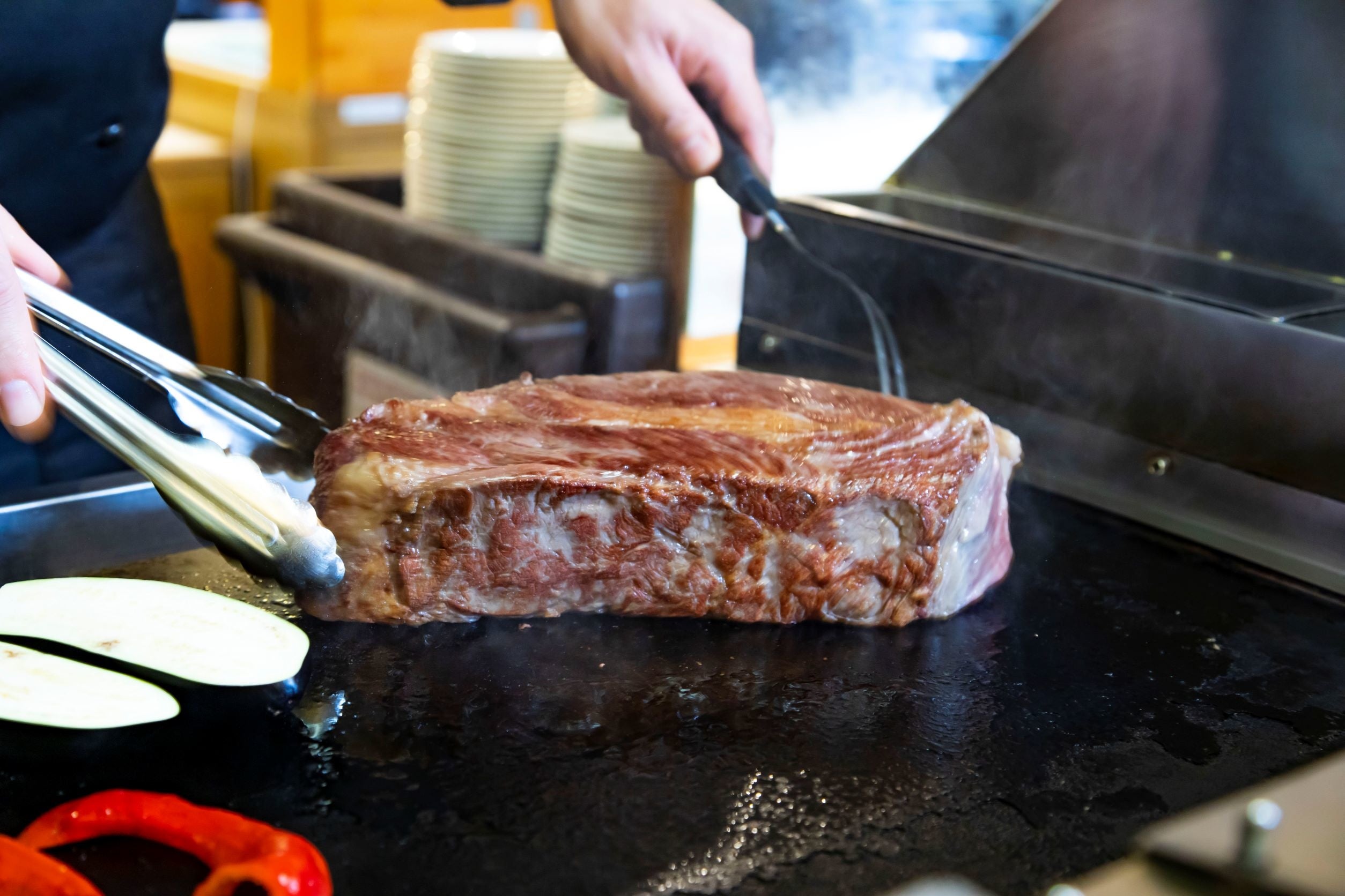 国産和牛の超・厚切りステーキは食べやすいサイズカットして提供します