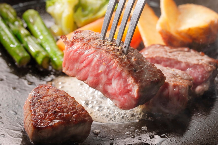 あつあつ焼き立ての福島牛のステーキ