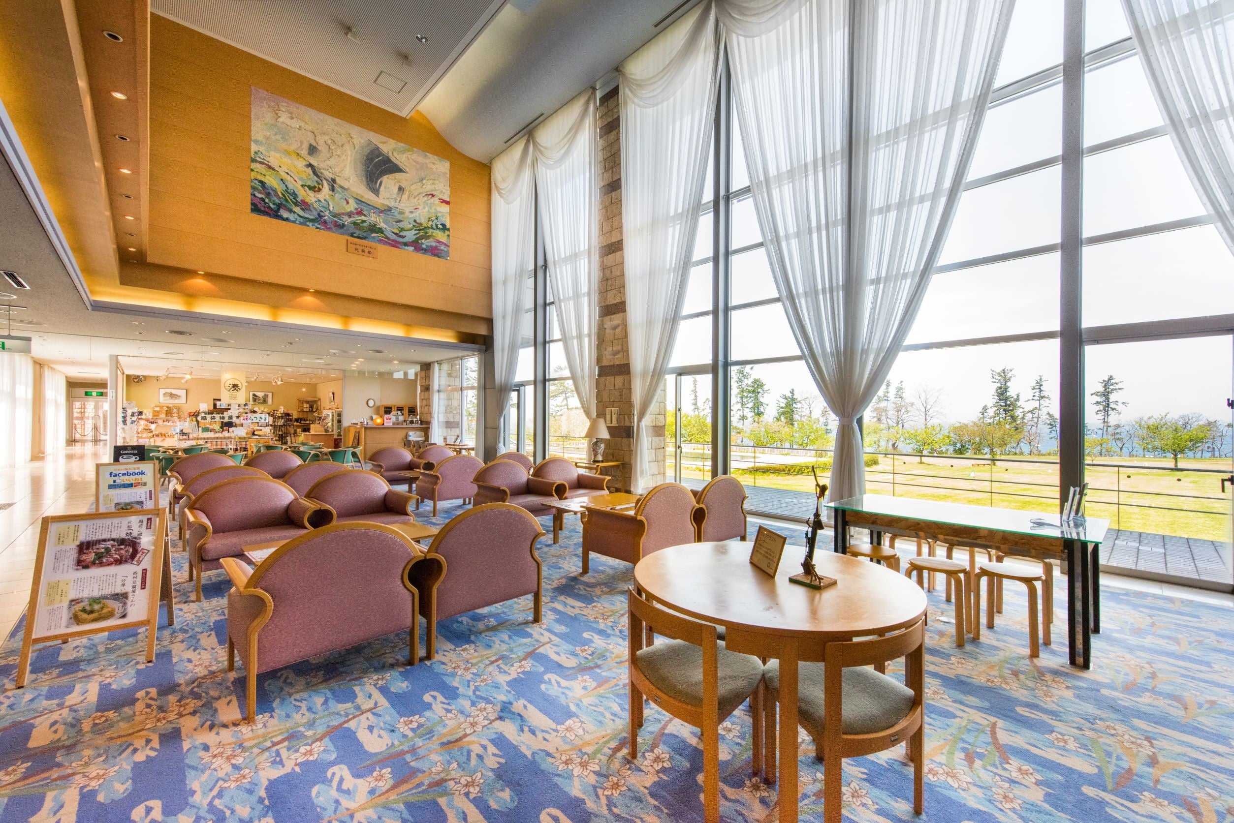 芝生広場を見渡す開放的なラウンジで「日本酒ガトーショコラ・三國物語り」をどうぞ