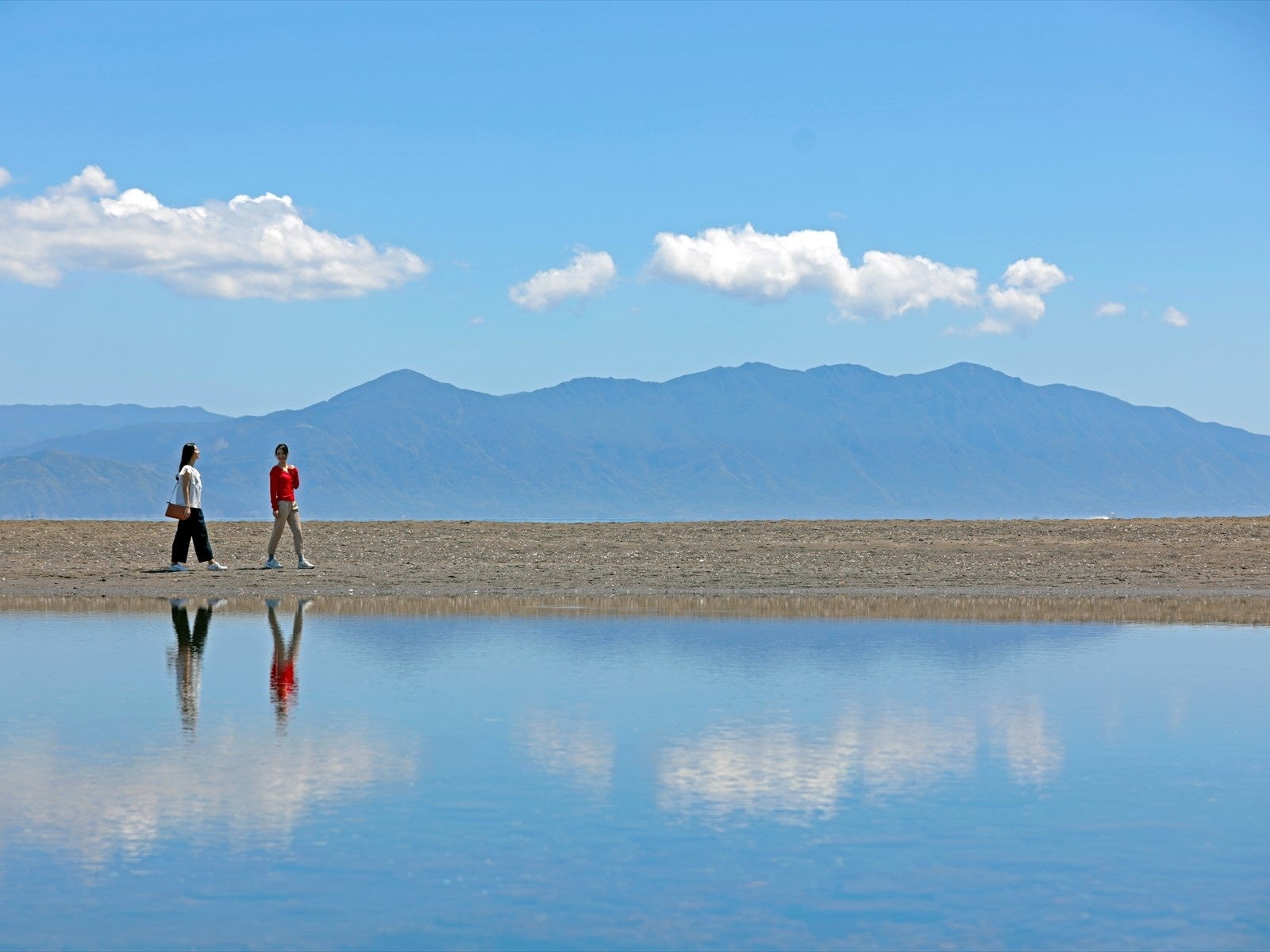 潮風の香りを感じながら海を散歩