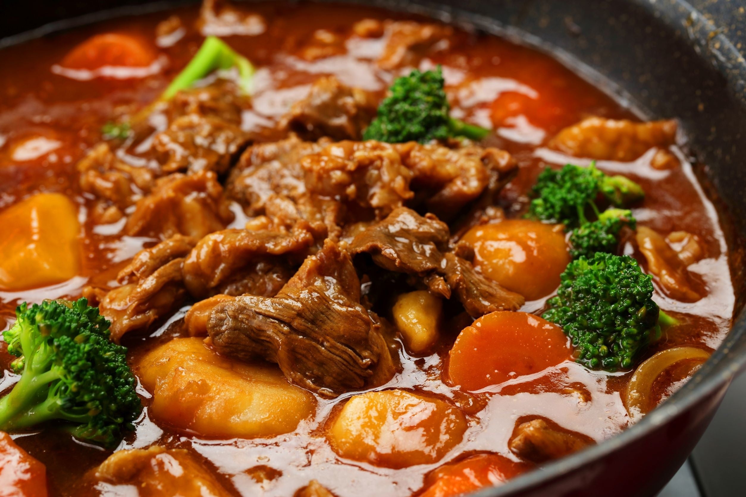 熊本が誇る優良食材馬肉を使った「馬スジ入りブラウンシチュー」