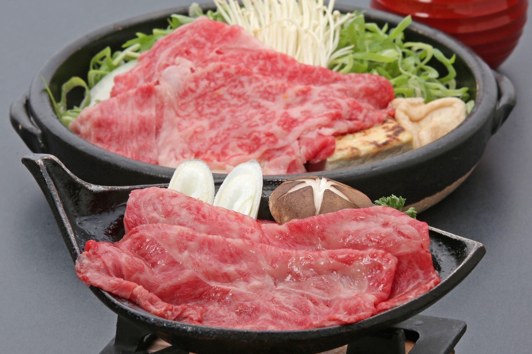 脂の甘みと柔らかさを楽しむすき焼きと、近江牛本来の美味しさ楽しめる焼きしゃぶ