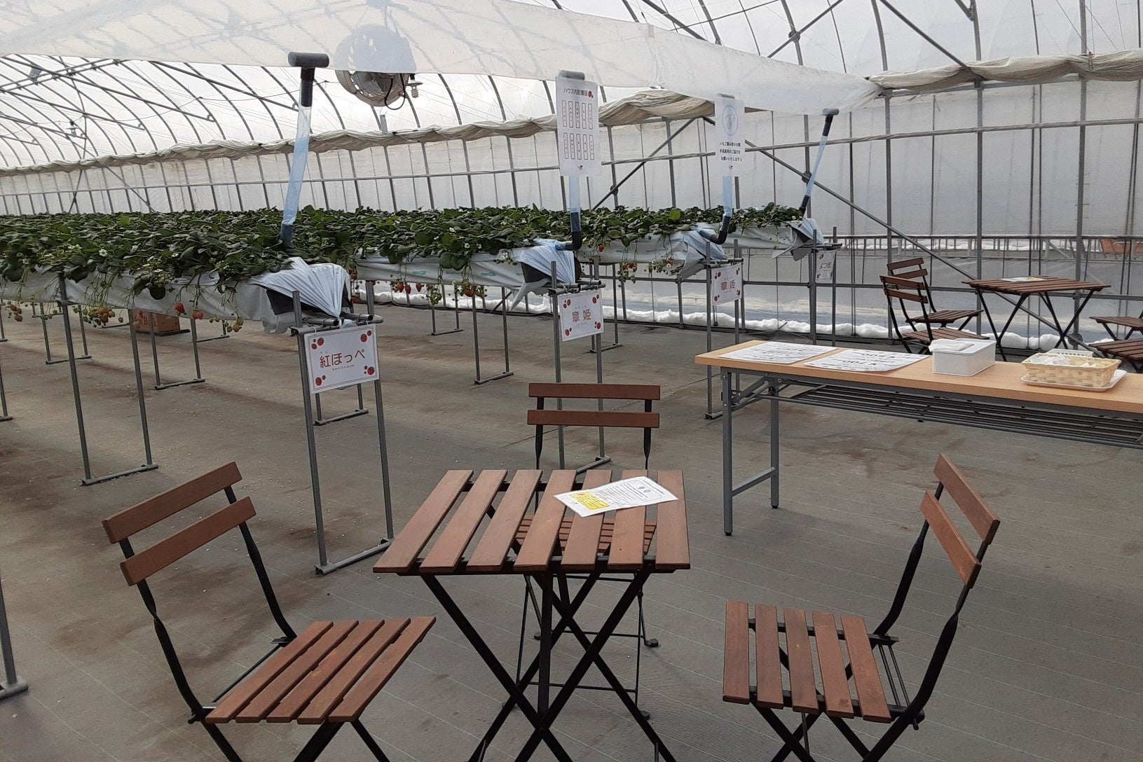 椅子テーブルがあるので座ってゆっくり食べられます